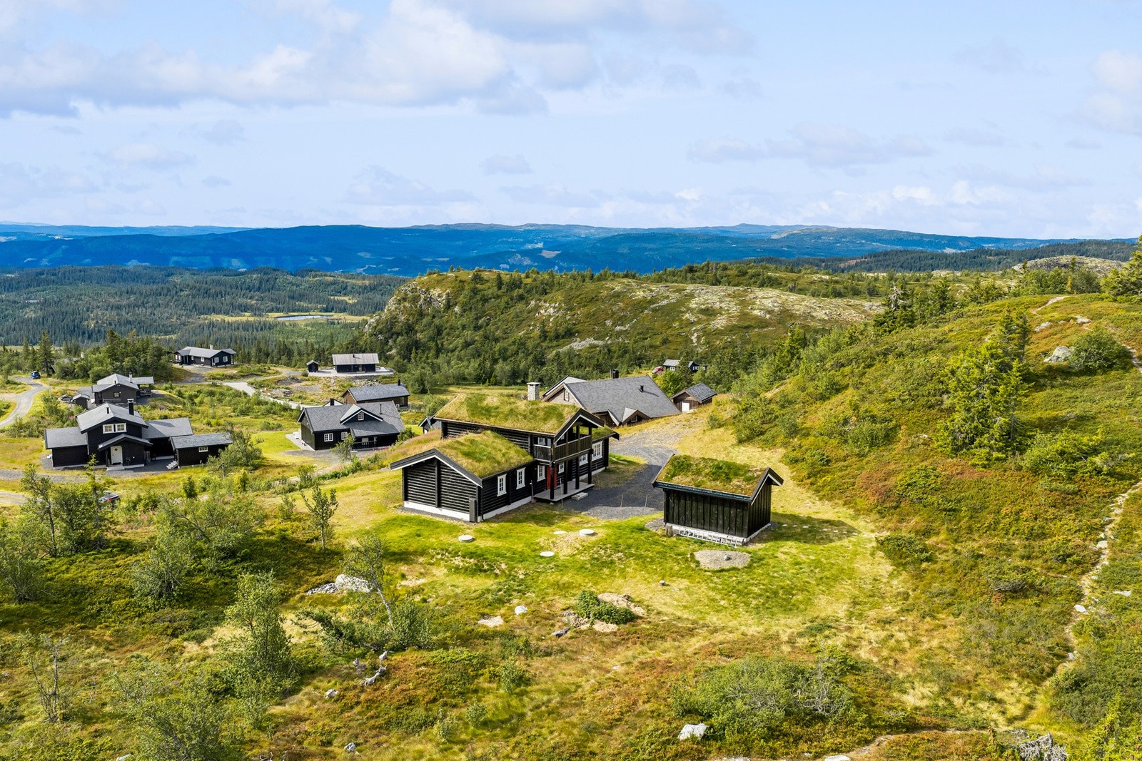Klavadalsvegen 44 ligger flott til øverst i Fjellsbygda på ca. 990 moh. Ingen hytter bak gir umiddelbar tilgang til den flotte naturen samt gode solforhold og flott utsikt. Galleribilde
