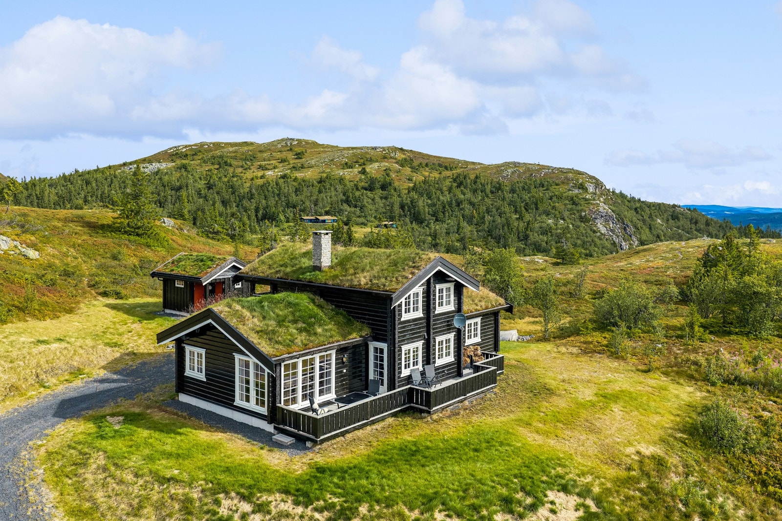 Fra kjøkkenet er det adkomst til terrassen. Her er flere soner for utemøblering og her kan solveggen nytes gjennom store deler av dagen. Galleribilde