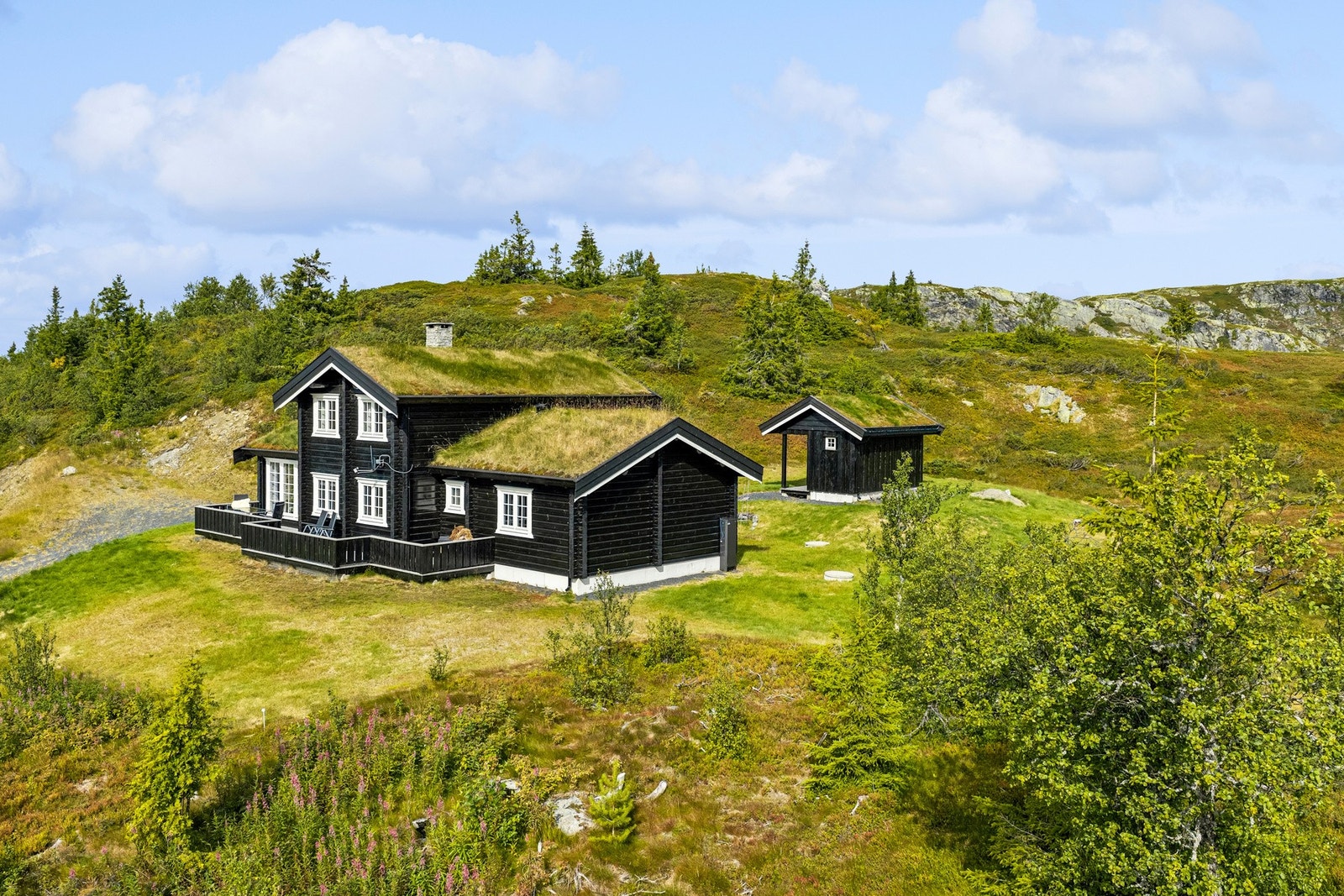 På eiendommen finnes også praktisk uthus som tilbyr gode muligheter for lagring og oppbevaring av ved, redskap og utstyr. Galleribilde