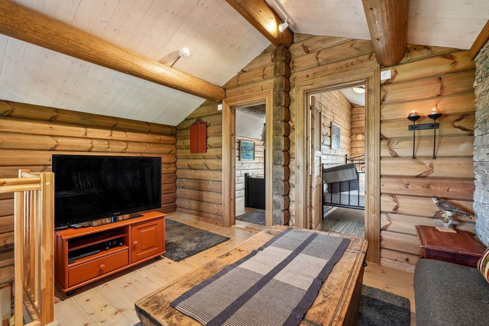 Loftstuen har god plass til møbler og tilbyr hytten et hyggelig og praktisk oppholdsrom når mange er samlet til fjells. Galleribilde