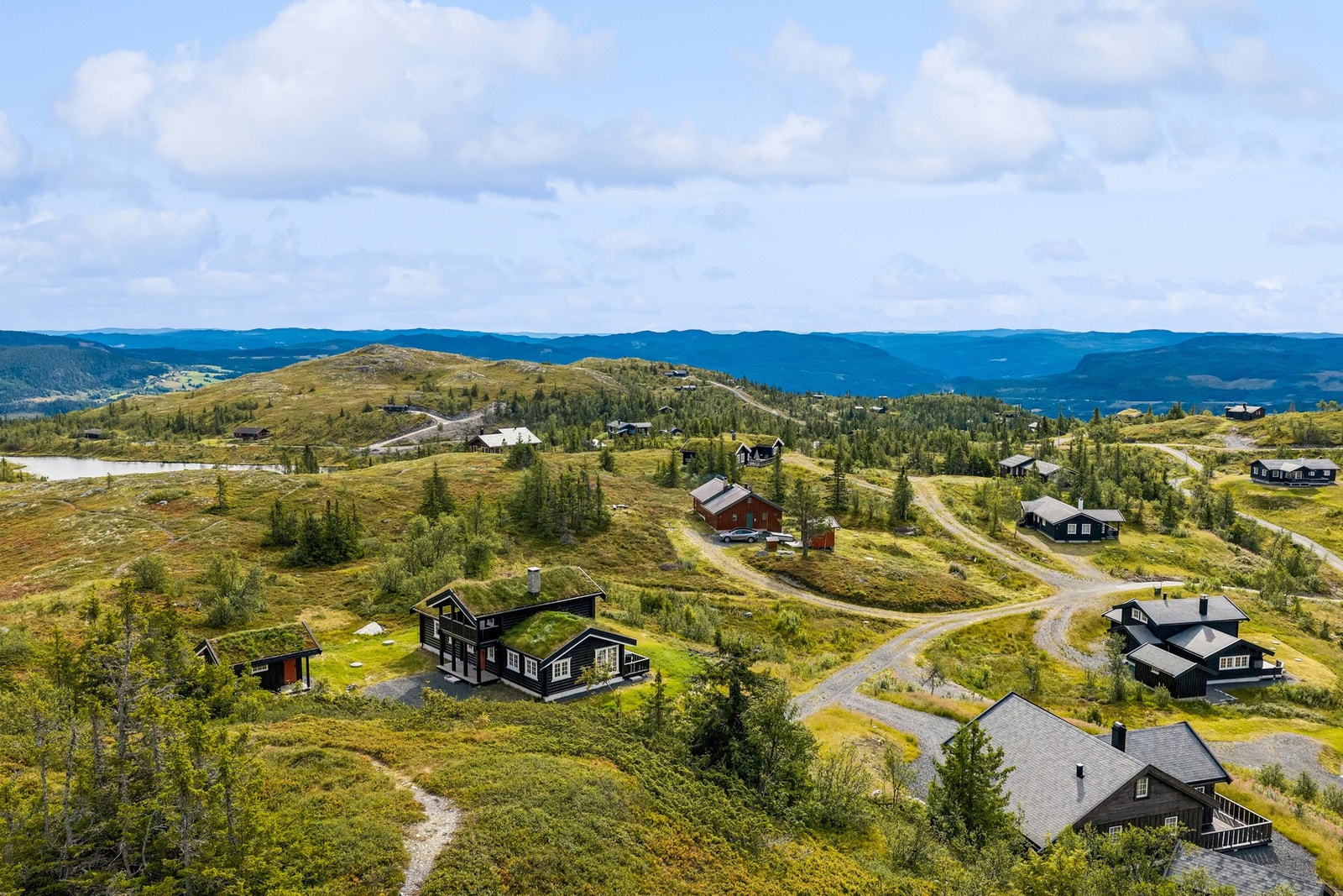 Eiendomsmegler Marit Nystuen presenterer denne flotte hytta øverst i Fjellsbygda. Foto: EFKT v/ Tor Solberg Galleribilde
