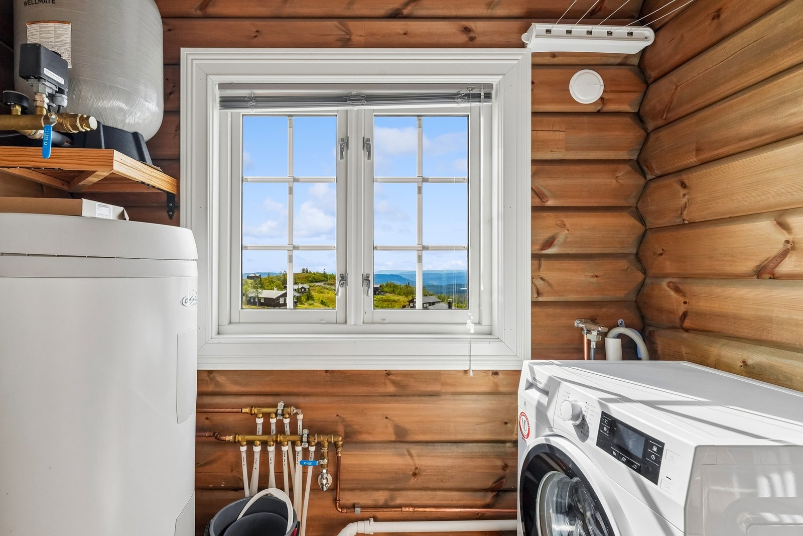 I tilknytning til badet er det et vaskerom/teknisk rom. Her er det opplegg for vaskemaskin og her finner man blant annet varmtvannsbereder og hovedstoppekran. Vaskemaskinen medfølger salget, ifølge selger. Galleribilde