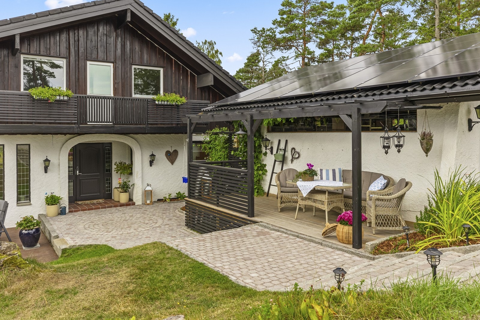 Overbygd uteplass i tilknytning til garasjen. Galleribilde