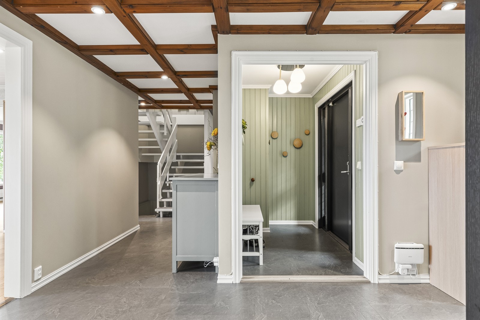 Velkommen inn. Hoveddøren er utstyrt med kodelås for enkel adkomst. Galleribilde