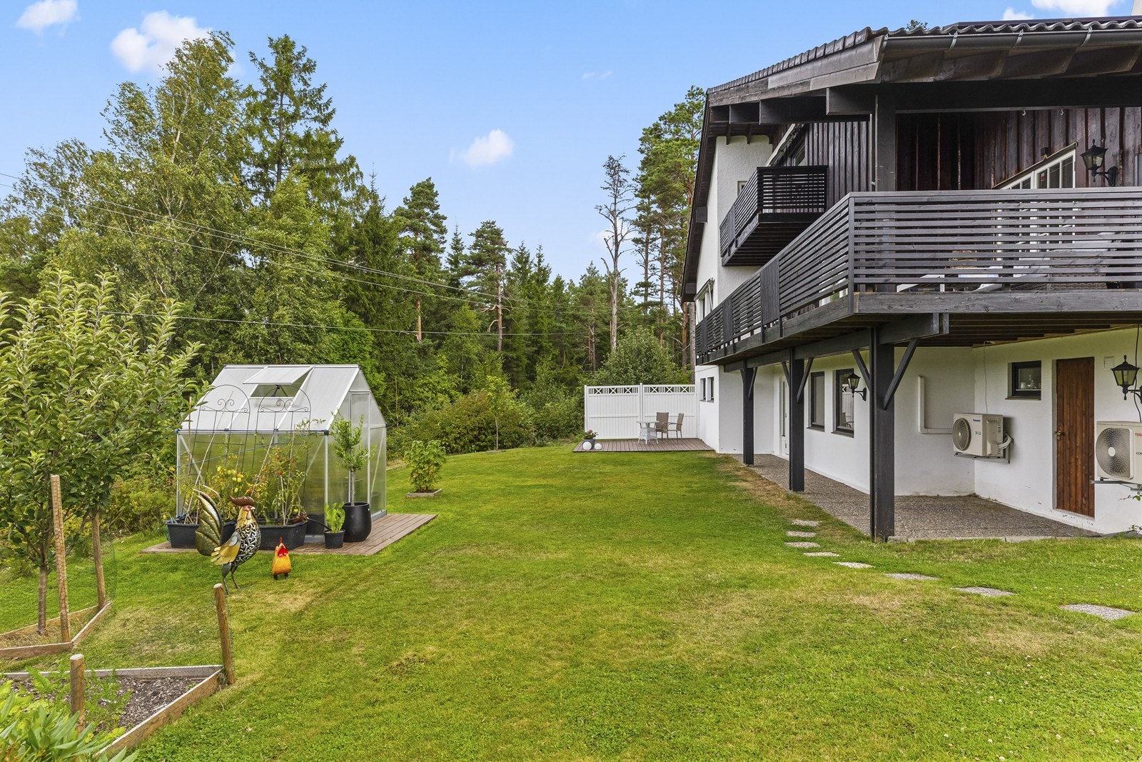 Romslig hage med gode muligheter for lek og aktivitet. Galleribilde