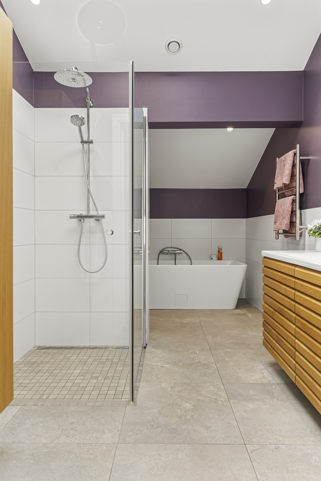 Badet i 2. etasje er fra 2022 med flislagt, nedsenket dusjsone og separat badekar. Galleribilde