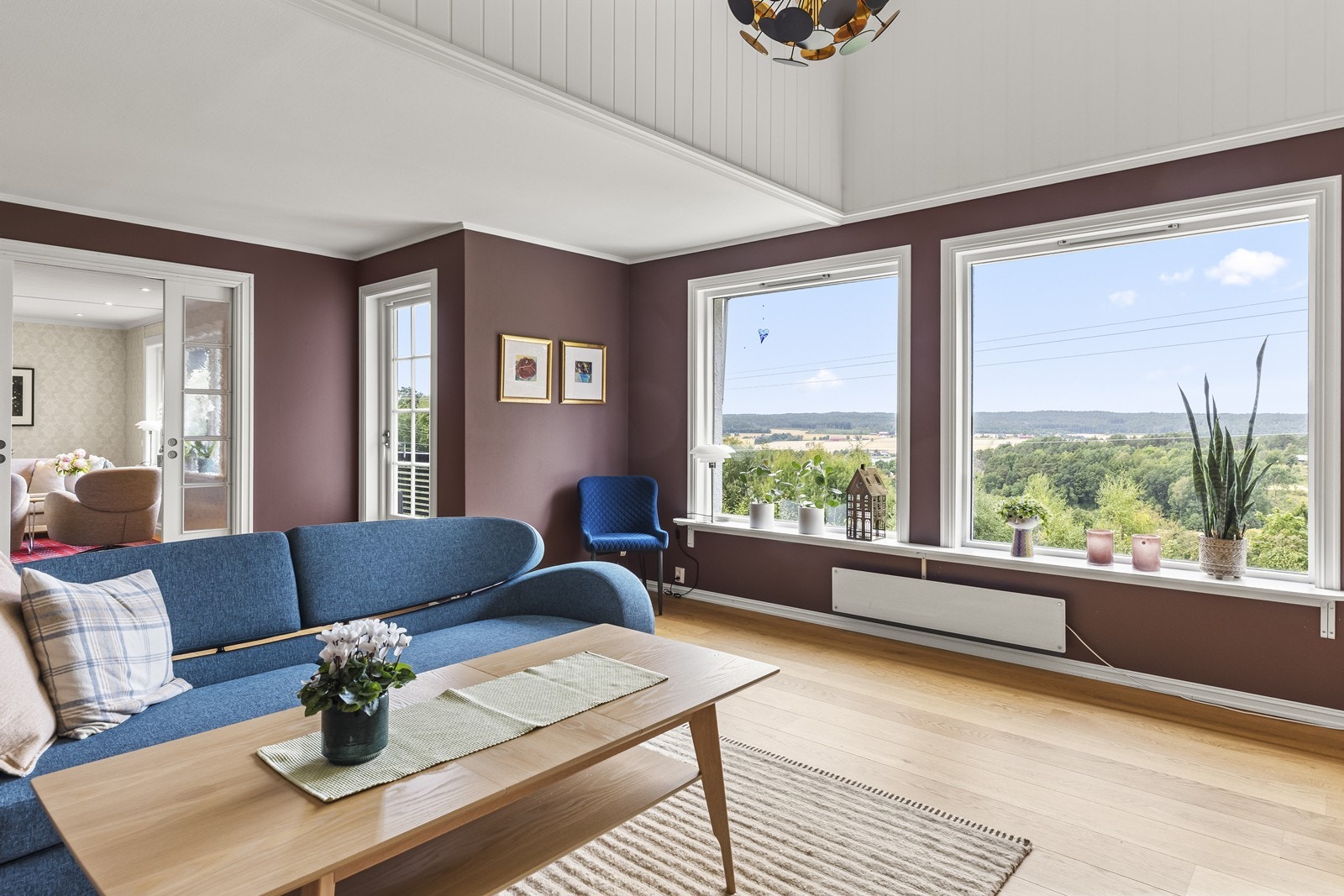 Også her er det store vinduer som slipper inn rikelig med lys. Galleribilde