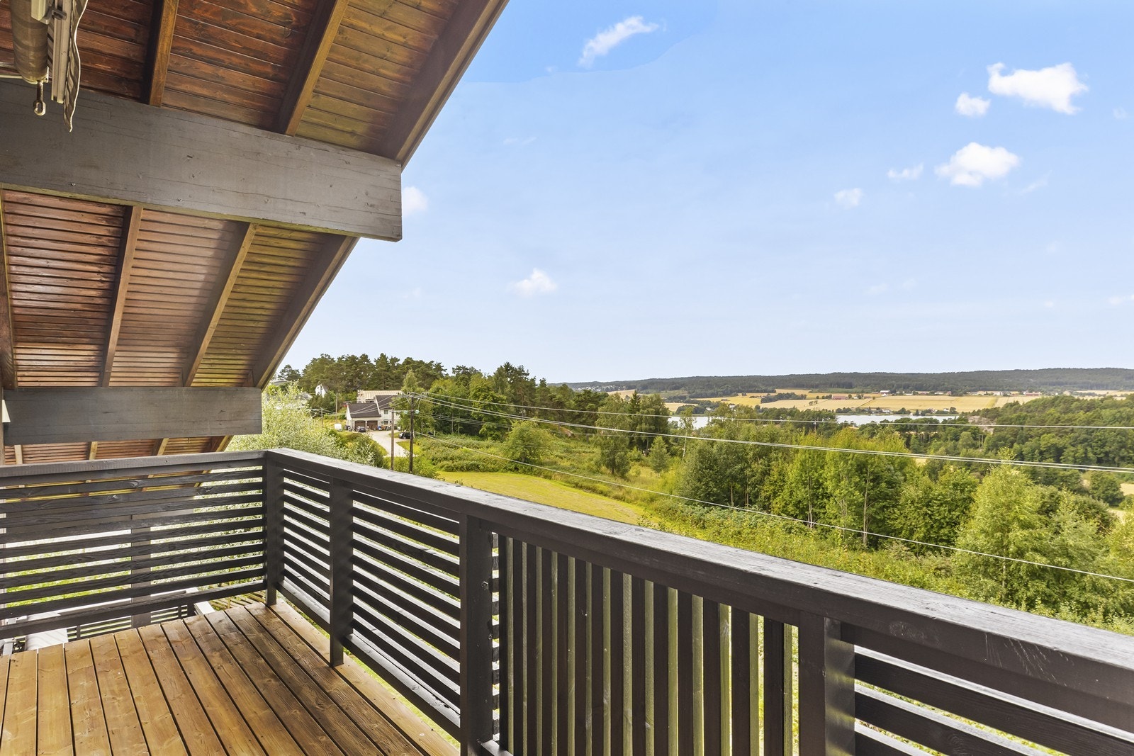 Fra balkongen er det vidstrakt utsikt over landskapet. Galleribilde