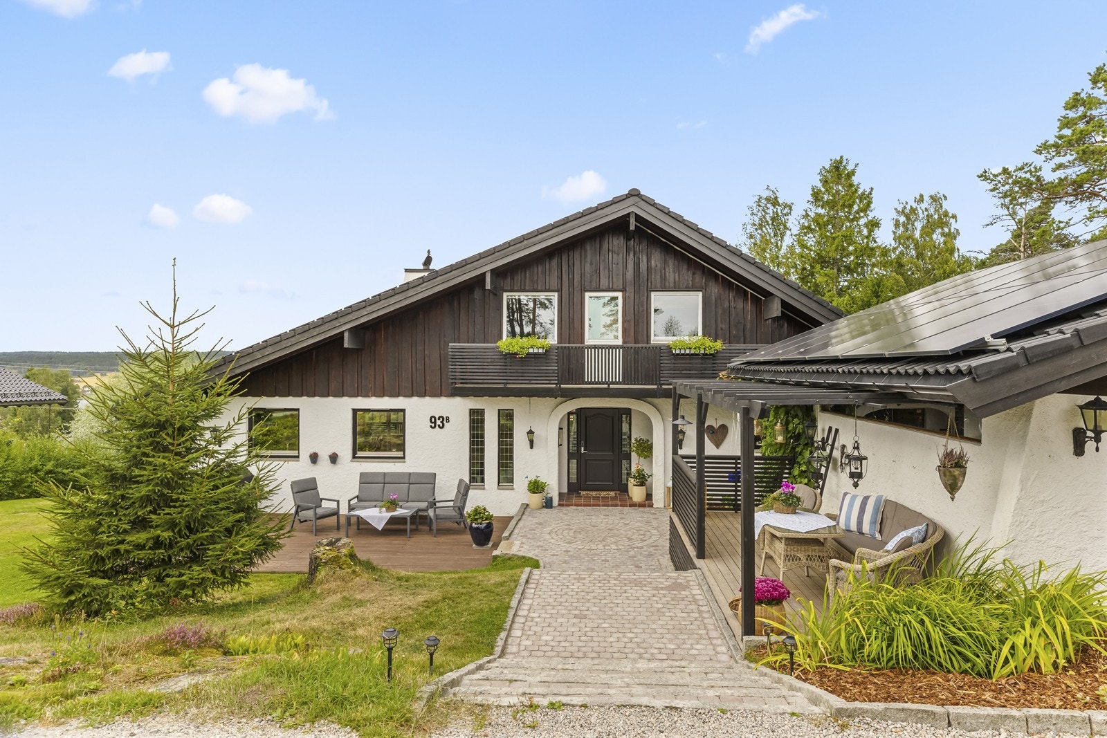 Hovedinngang med adkomst via steinsatt parti og flere uteplasser. Galleribilde