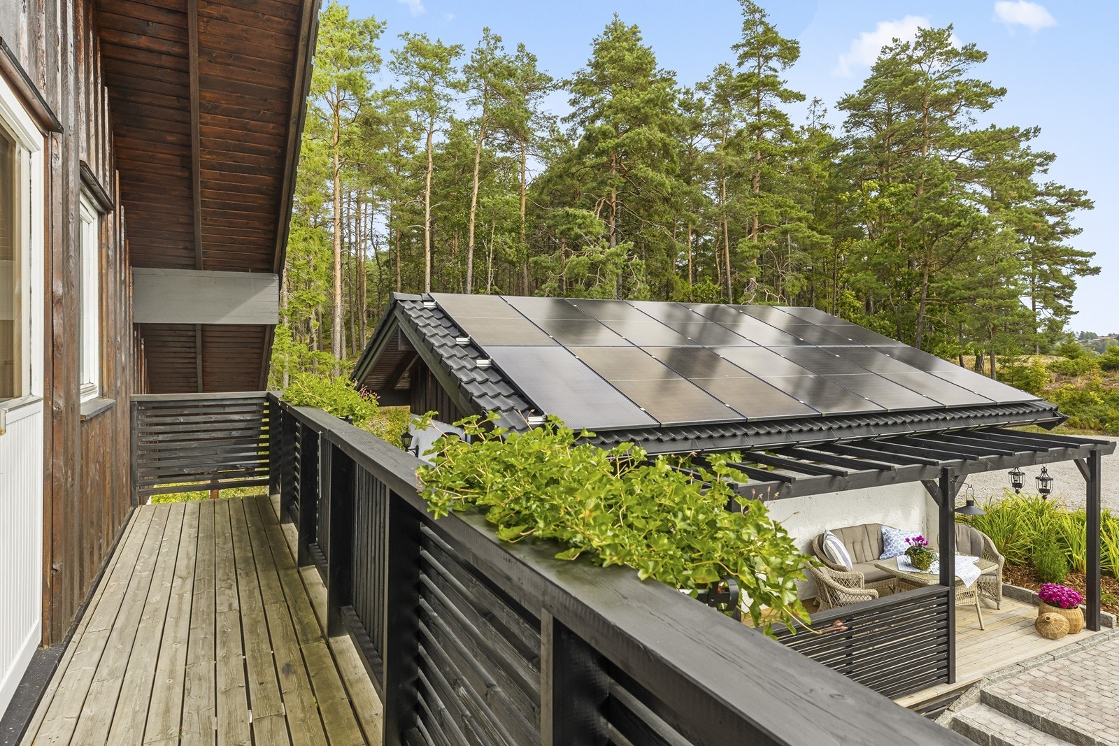 Solcelleanlegget på garasjetaket ble installert i 2023. Galleribilde