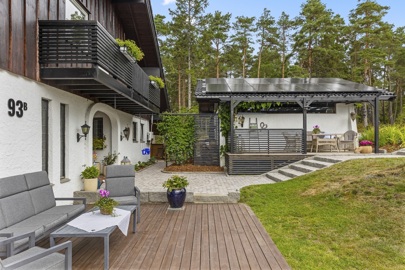 Flere soner for uteliv rundt boligen, både på bakkeplan og veranda. Galleribilde