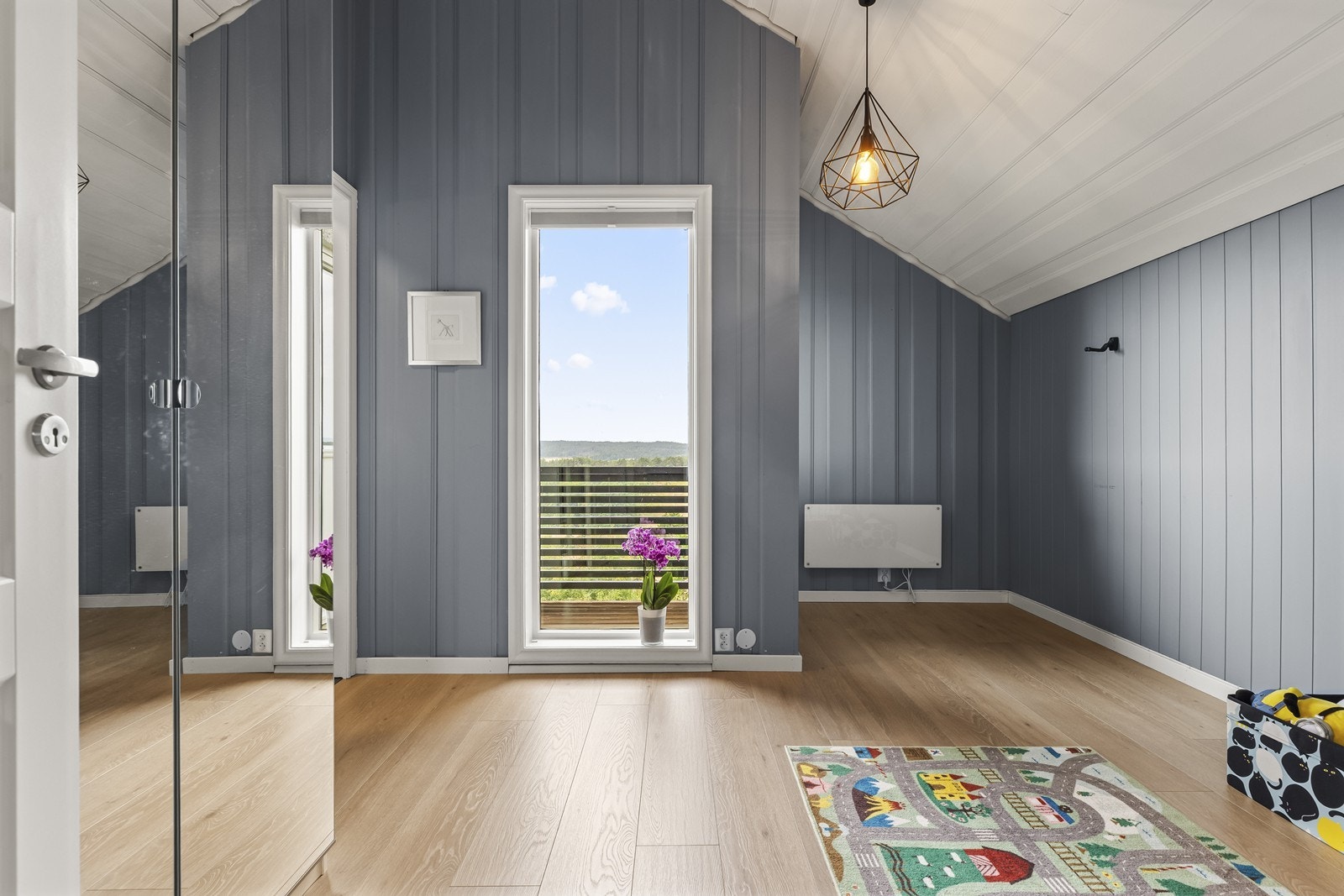 Et av soverommene i andre etasje har utgang til egen balkong. Galleribilde