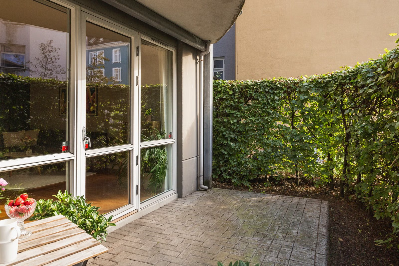 Terrassen ligger skjermet og privat til og er praktisk overbygd slik at man kan nyte uteområdet uansett hvilket vær Bergen måtte by på. Galleribilde