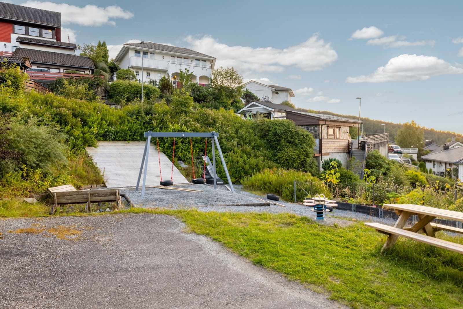 Felles lekeplass i nærområdet gir et hyggelig samlingspunkt og gode lekemuligheter for barna. Galleribilde