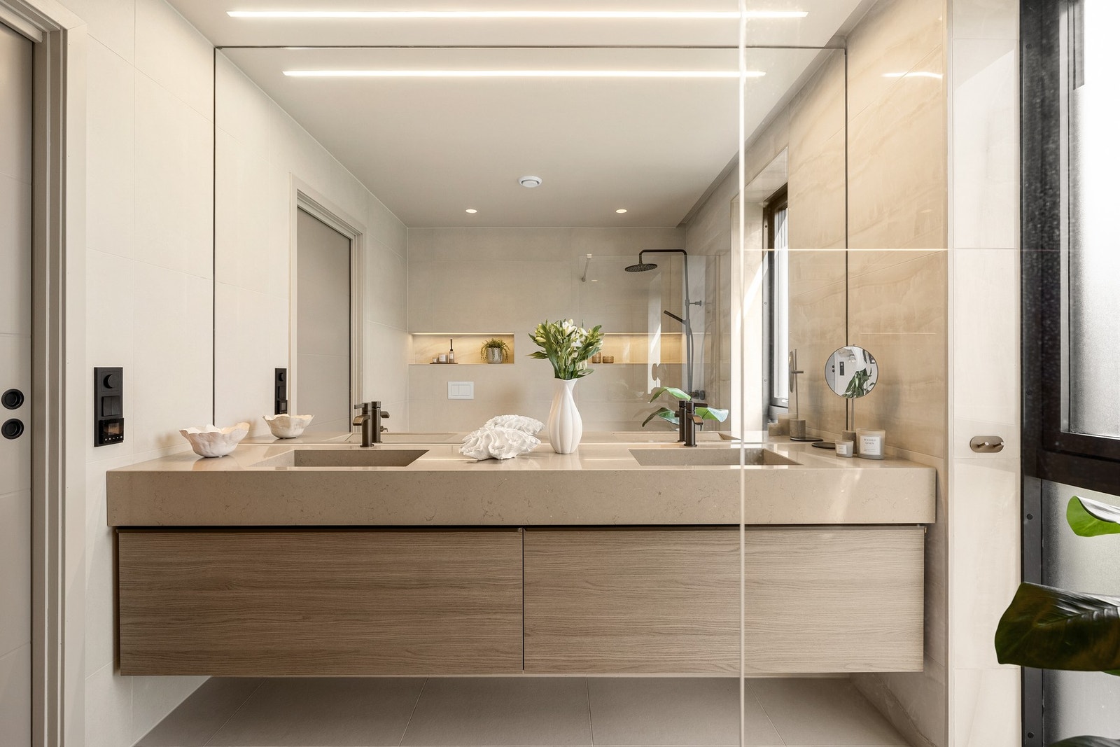 Badet er helfliset med lekre fliser, gulvvarme og gjennomtenkt belysning med spotter og elegante, innfelte lyslinje i himling. Galleribilde