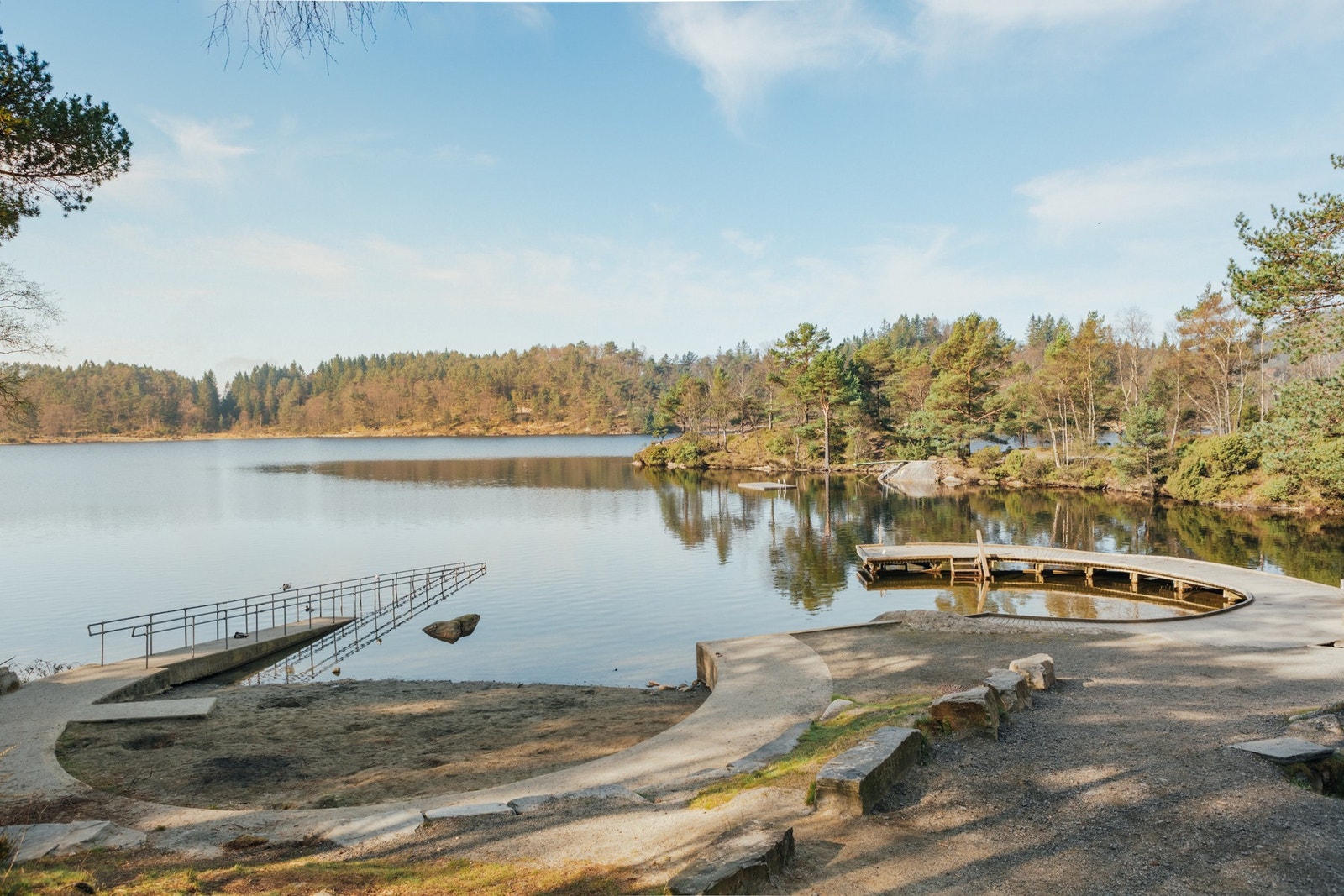 Krohnegården badeplass ligger like i nærheten og byr på flotte bademuligheter, perfekt for varme sommerdager. Galleribilde