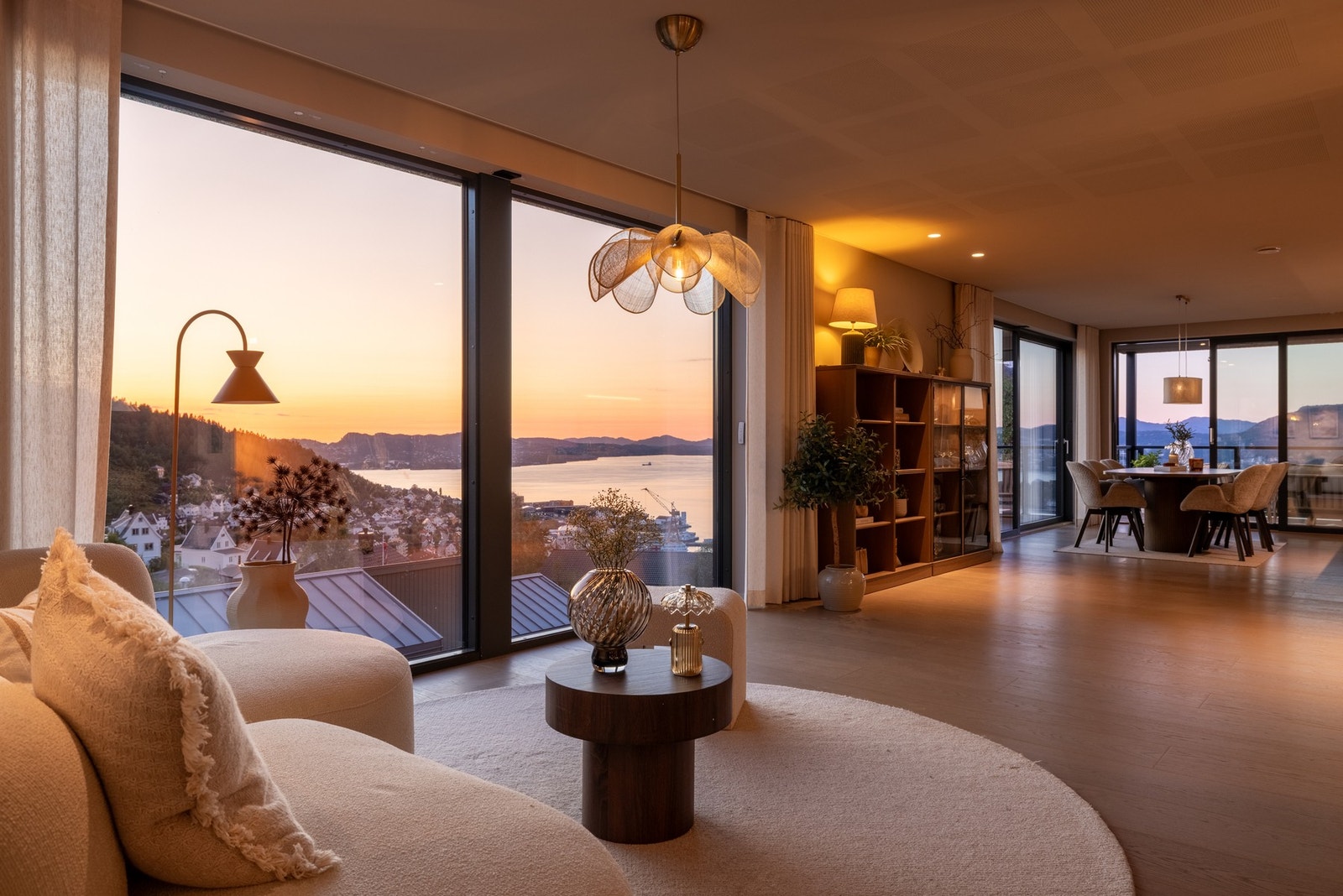 Fra den storslåtte takterrassen beveger vi oss inn i boligens 2. etasje, hvor den eksklusive helheten fortsetter. Galleribilde