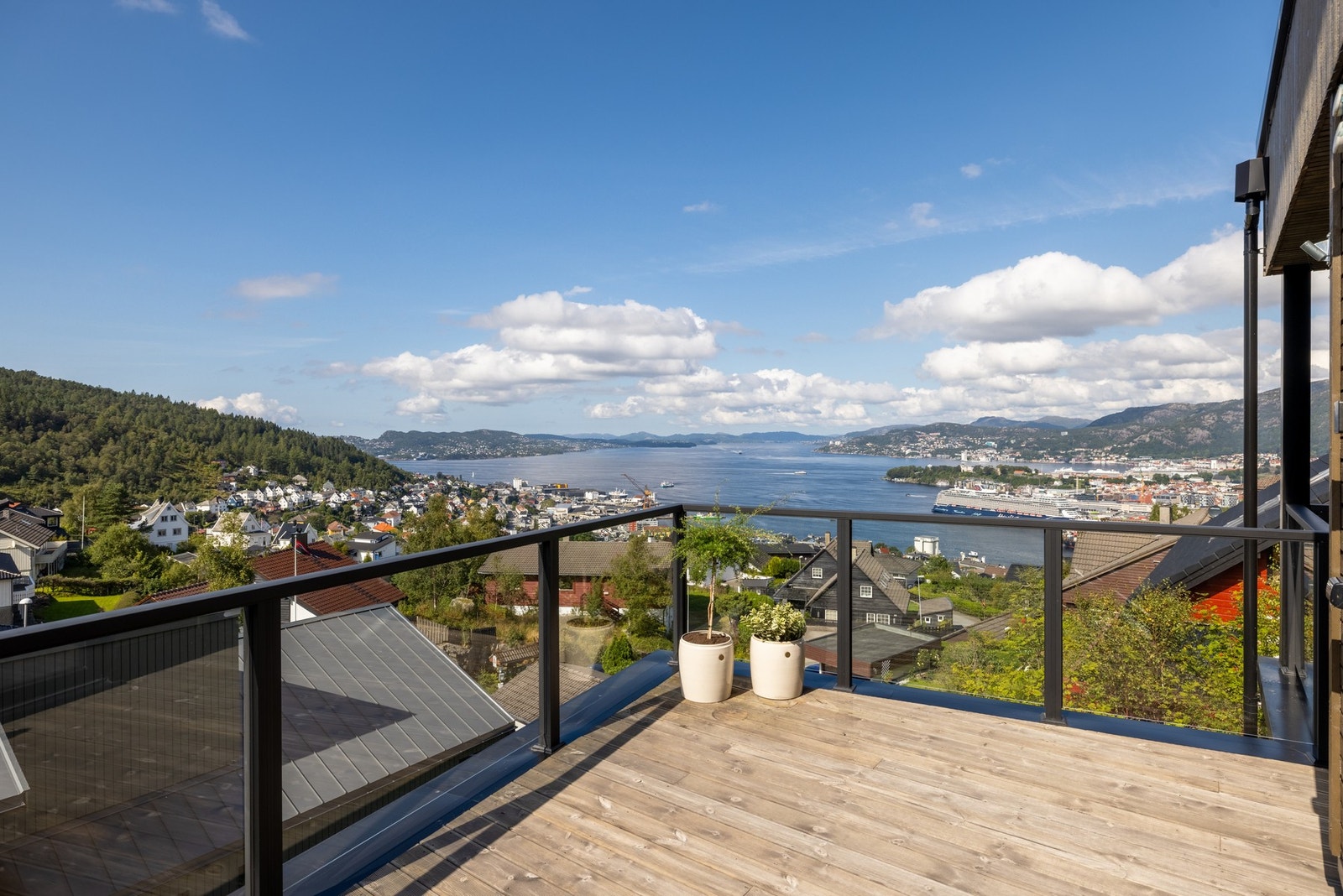 Fra kjøkkenet er det direkte utgang til en flott terrasse på ca. 28 m². Galleribilde