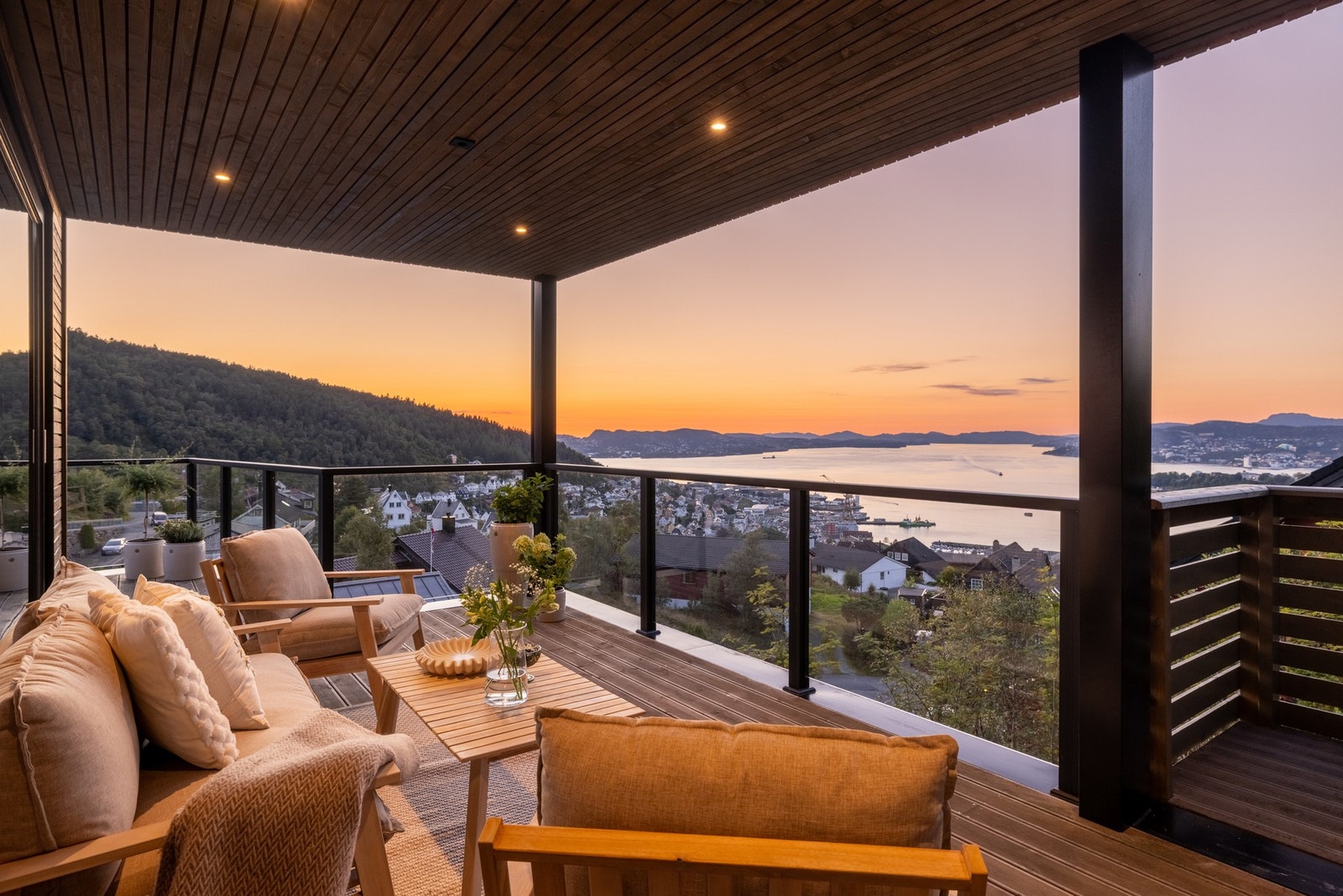 Integrerte spotter i taket på terrassen skaper lun og stemningsfull belysning når kvelden senker seg. Galleribilde