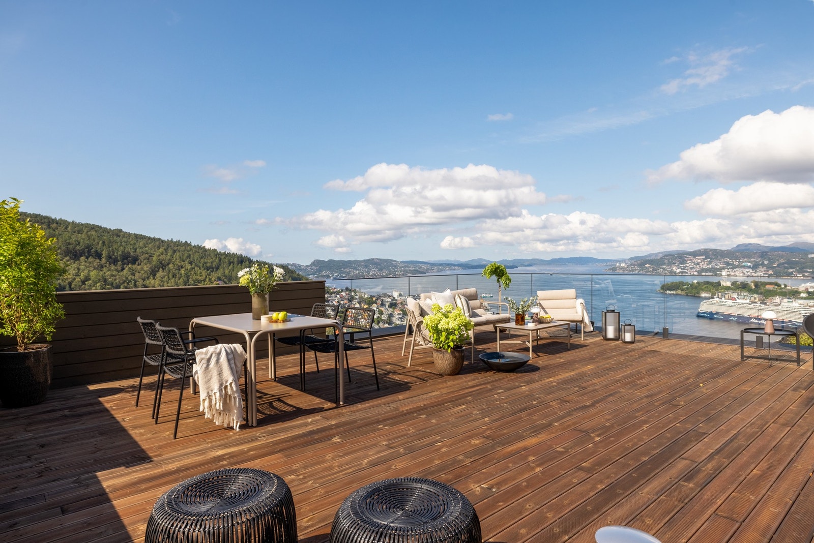 På toppen av boligen venter en spektakulær takterrasse på ca. 55 m². Galleribilde