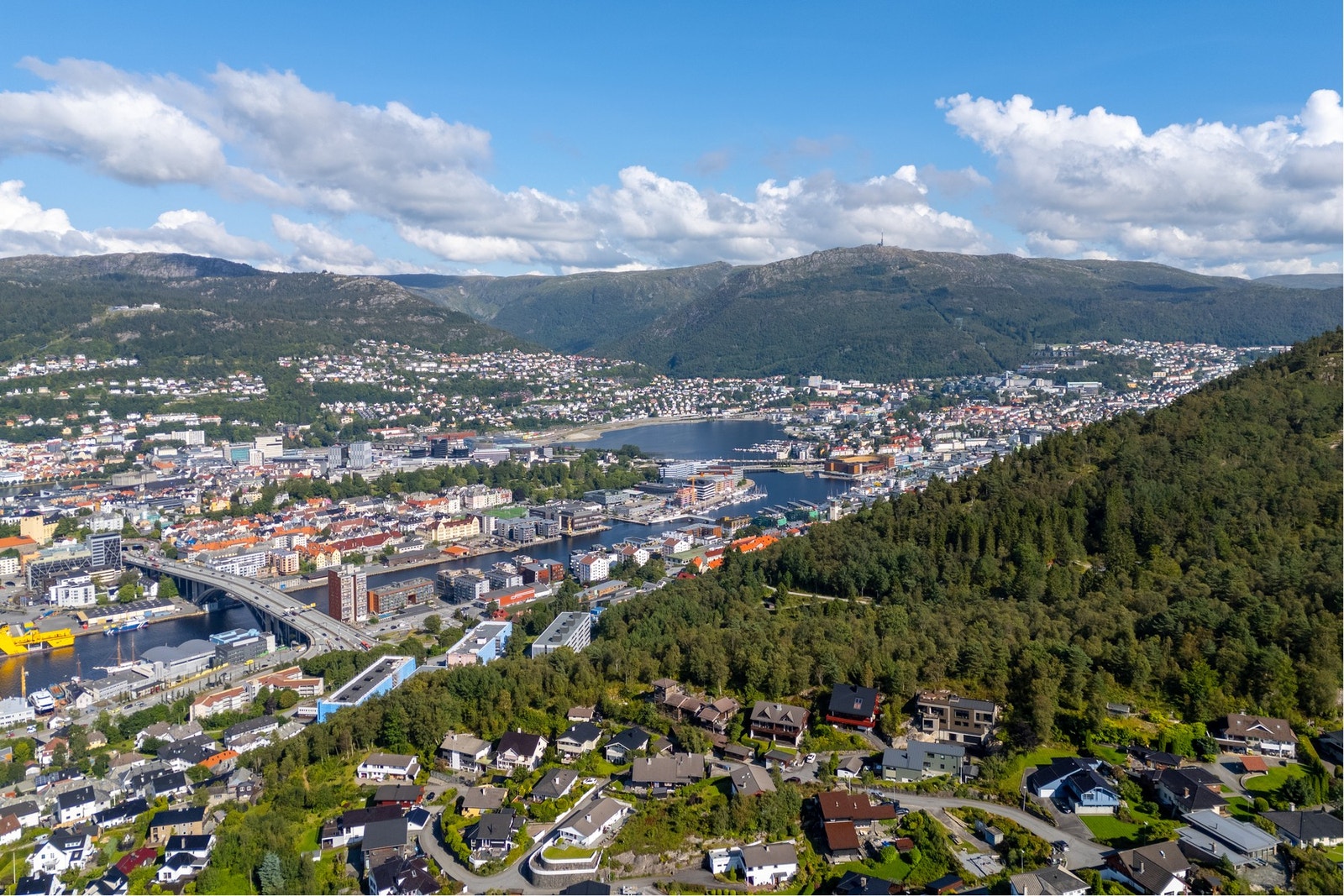 Det er kort vei inn til Bergen sentrum. Galleribilde