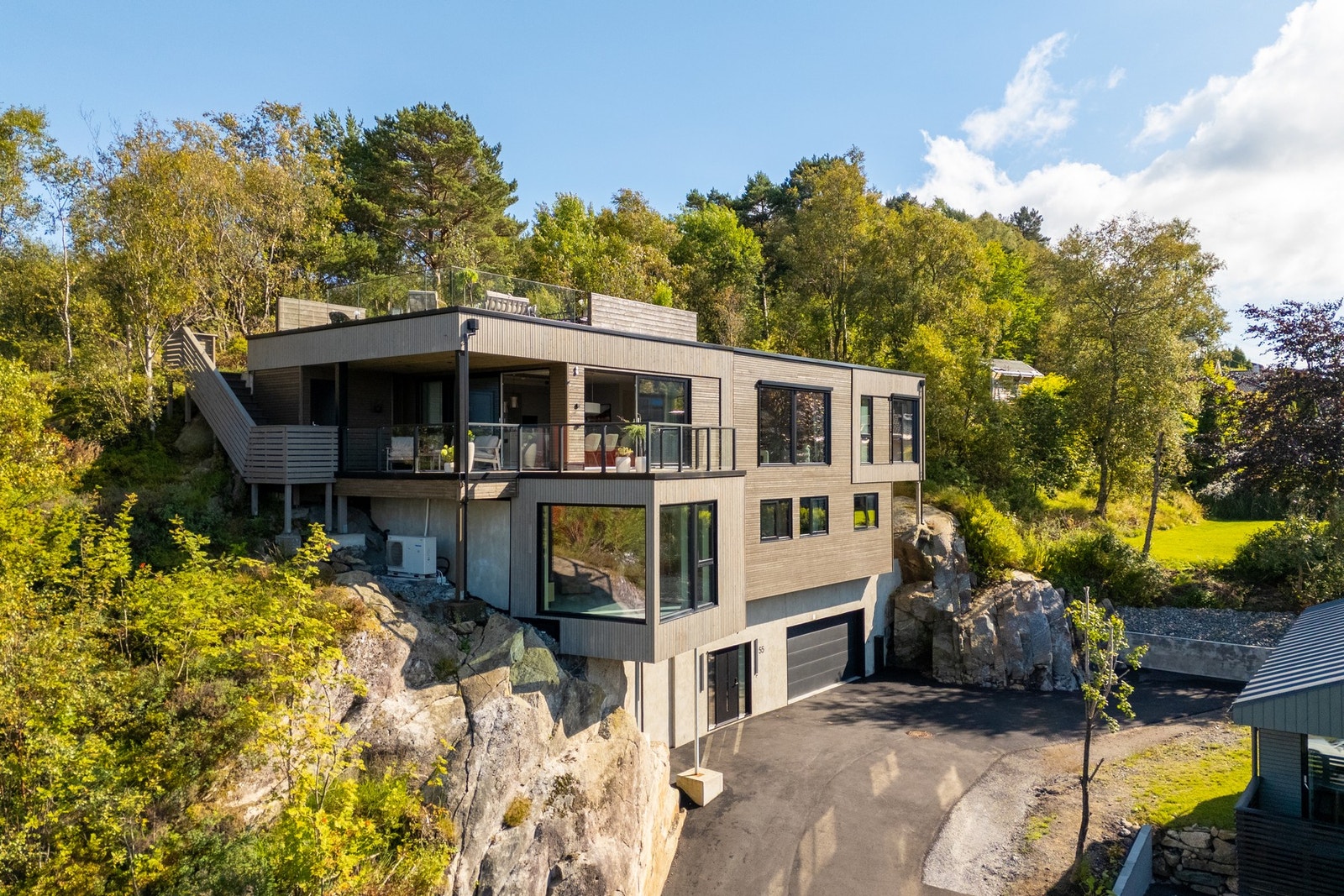 Boligen har et moderne og stilrent uttrykk, med spennende arkitektur som tilpasser seg terrenget på en flott måte. Galleribilde