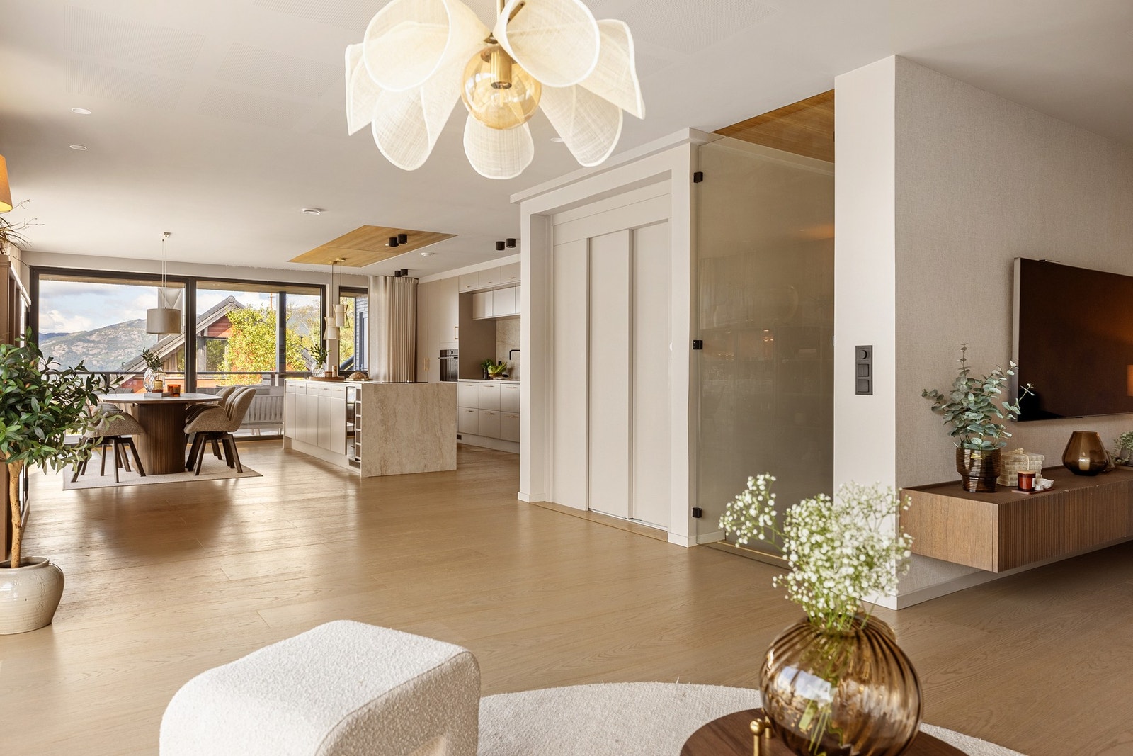 Stue og kjøkken utgjør til sammen en imponerende avdeling på ca. 84 m². Galleribilde