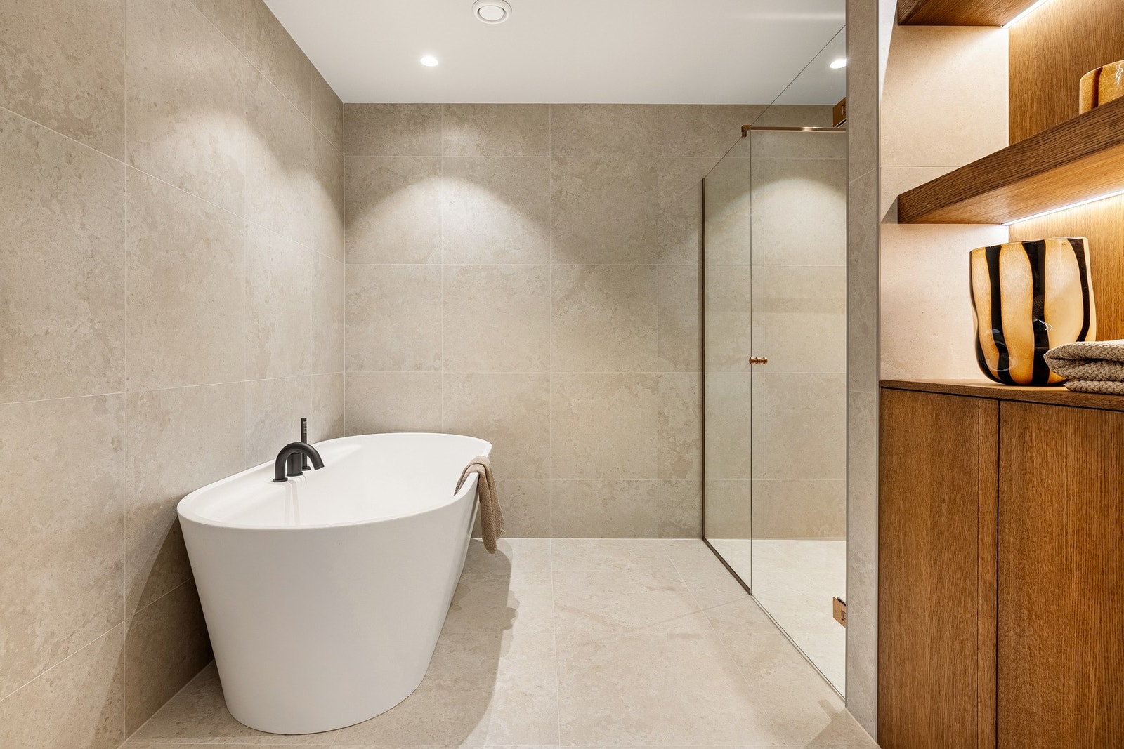 Badet på ca. 12,4 m² byr på en herlig dose hverdagsluksus, med både frittstående badekar og separat, romslig dusjsone. Galleribilde