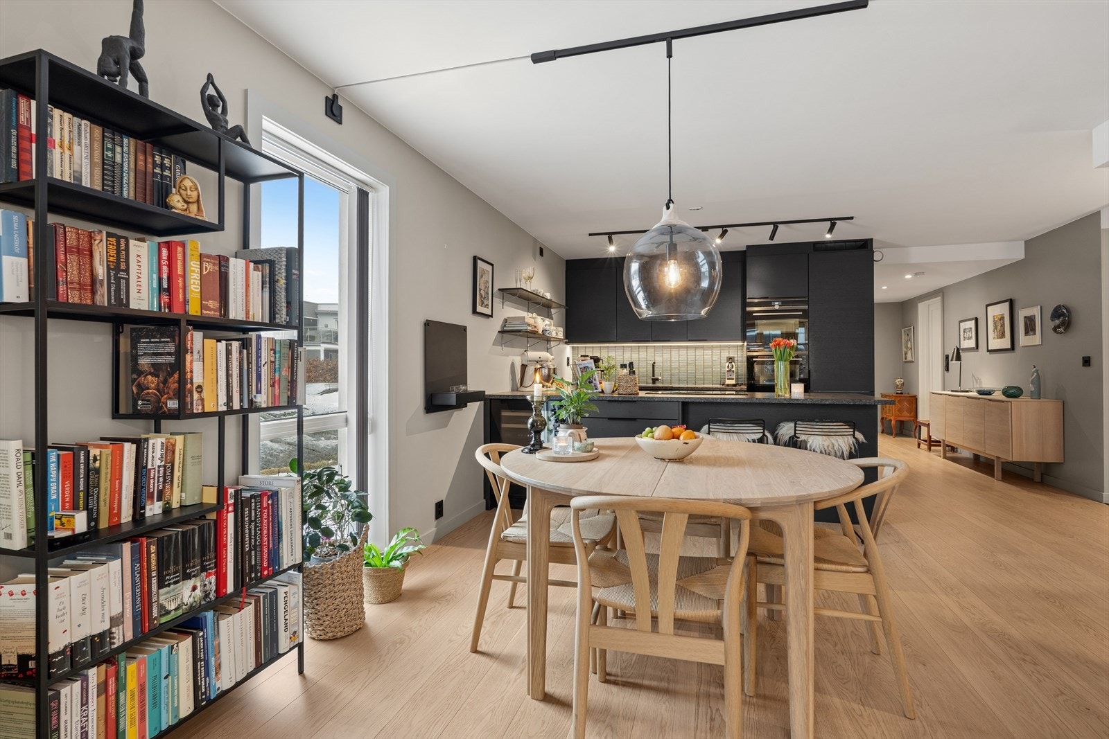 Kjøkkenet er vesentlig oppgradert fra prosjektstandard med en moderne innredning fra Sigdal. Galleribilde