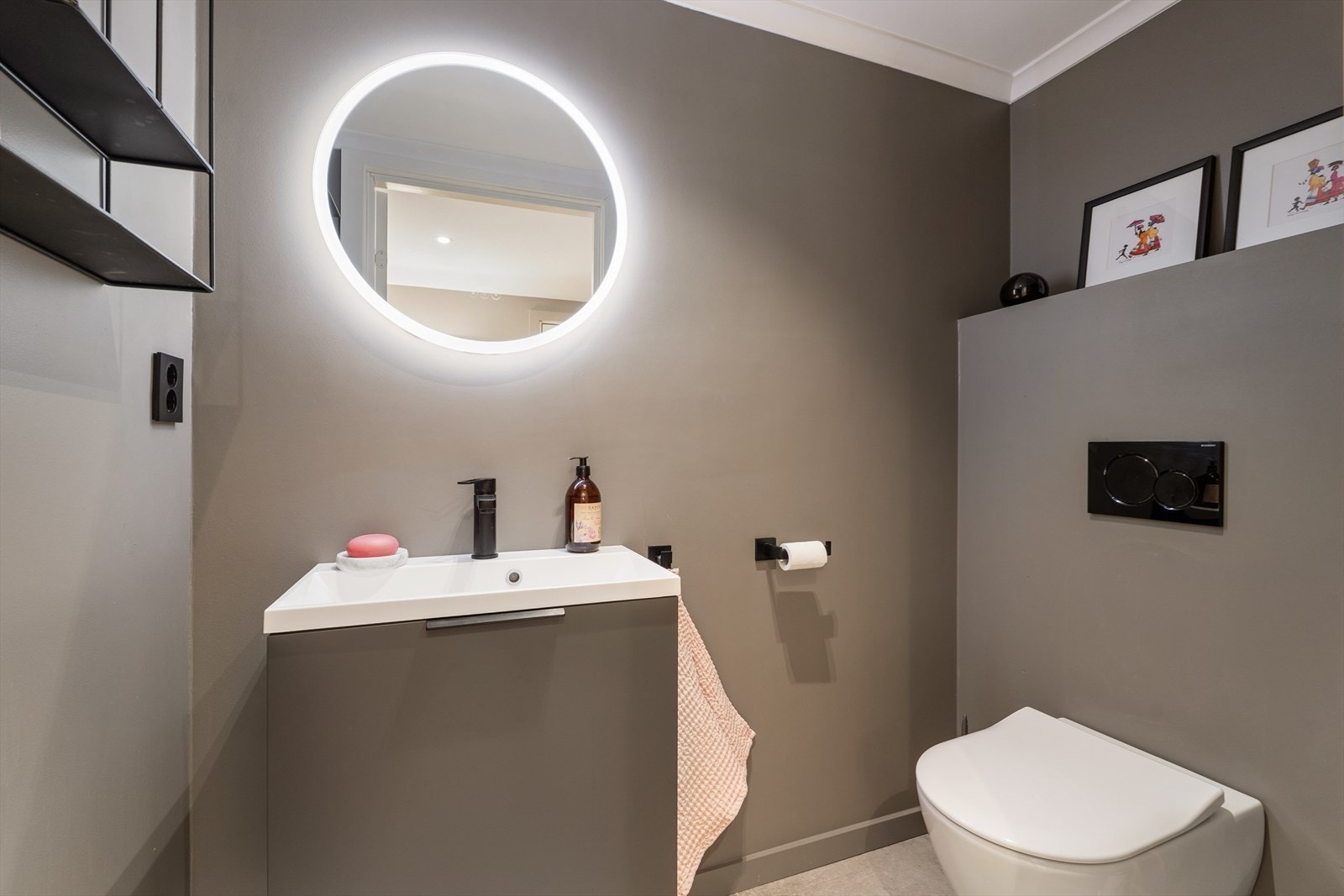I tillegg til hovedbadet har leiligheten et praktisk, separat toalettrom med adkomst fra gangen. Galleribilde
