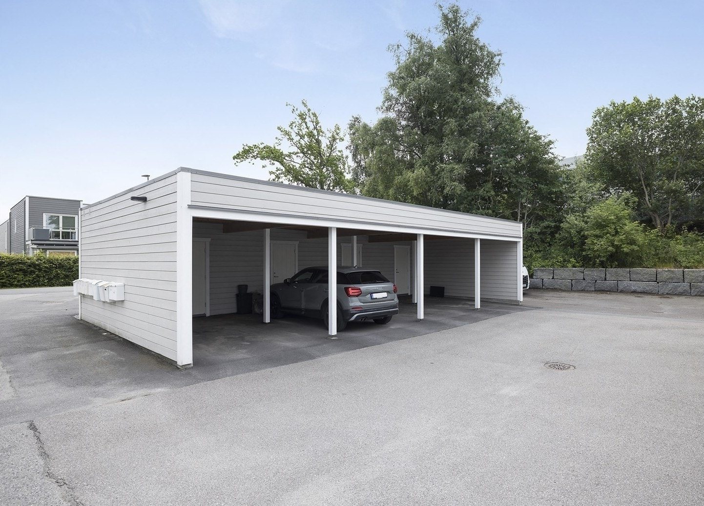 Det medfølger parkering i carport med en tilhørende utebod på 5,6 m² i forkant. Galleribilde