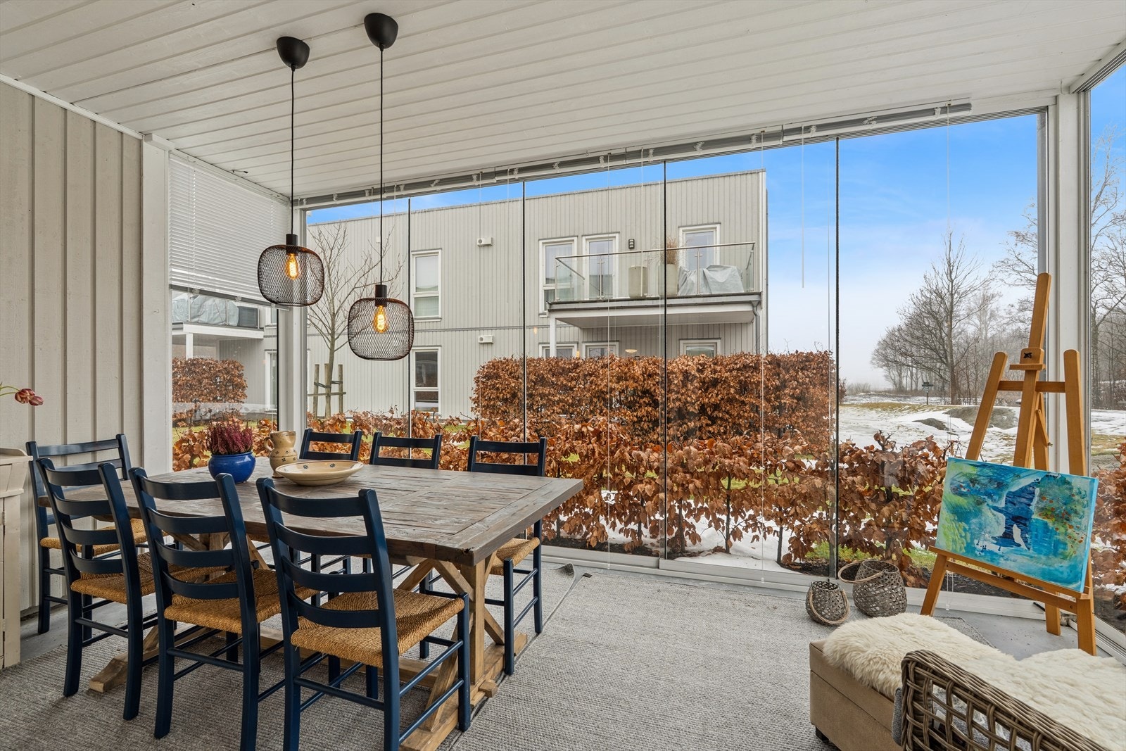 Den innglassede balkongen på 17,5 m² har skyvbare glassfelt og varmekabel i betongdekket. Galleribilde