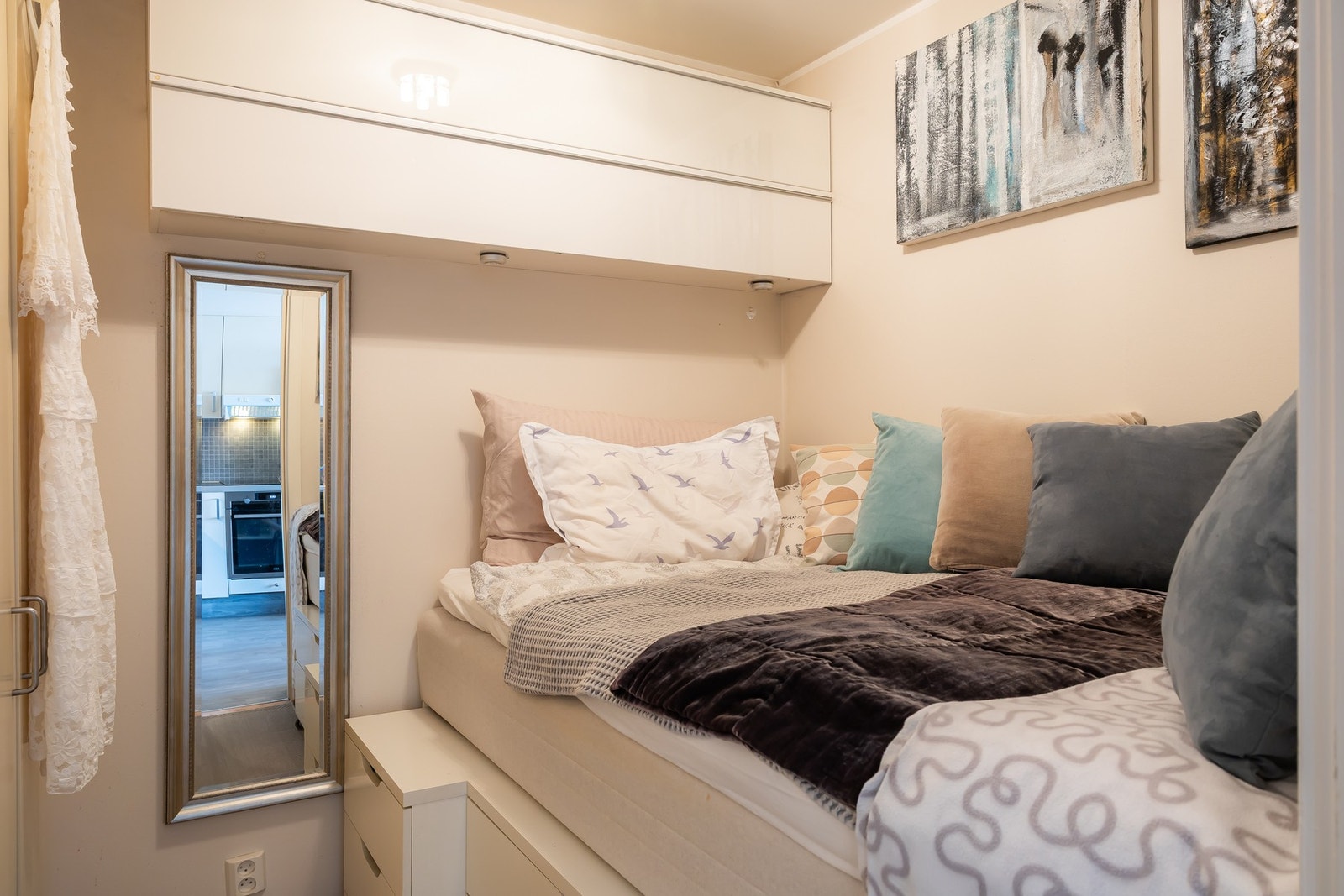 Det disponible rommet benyttes i dag som soverom. Rommet har god plass til dobbeltseng med tilhørende møblement. Galleribilde
