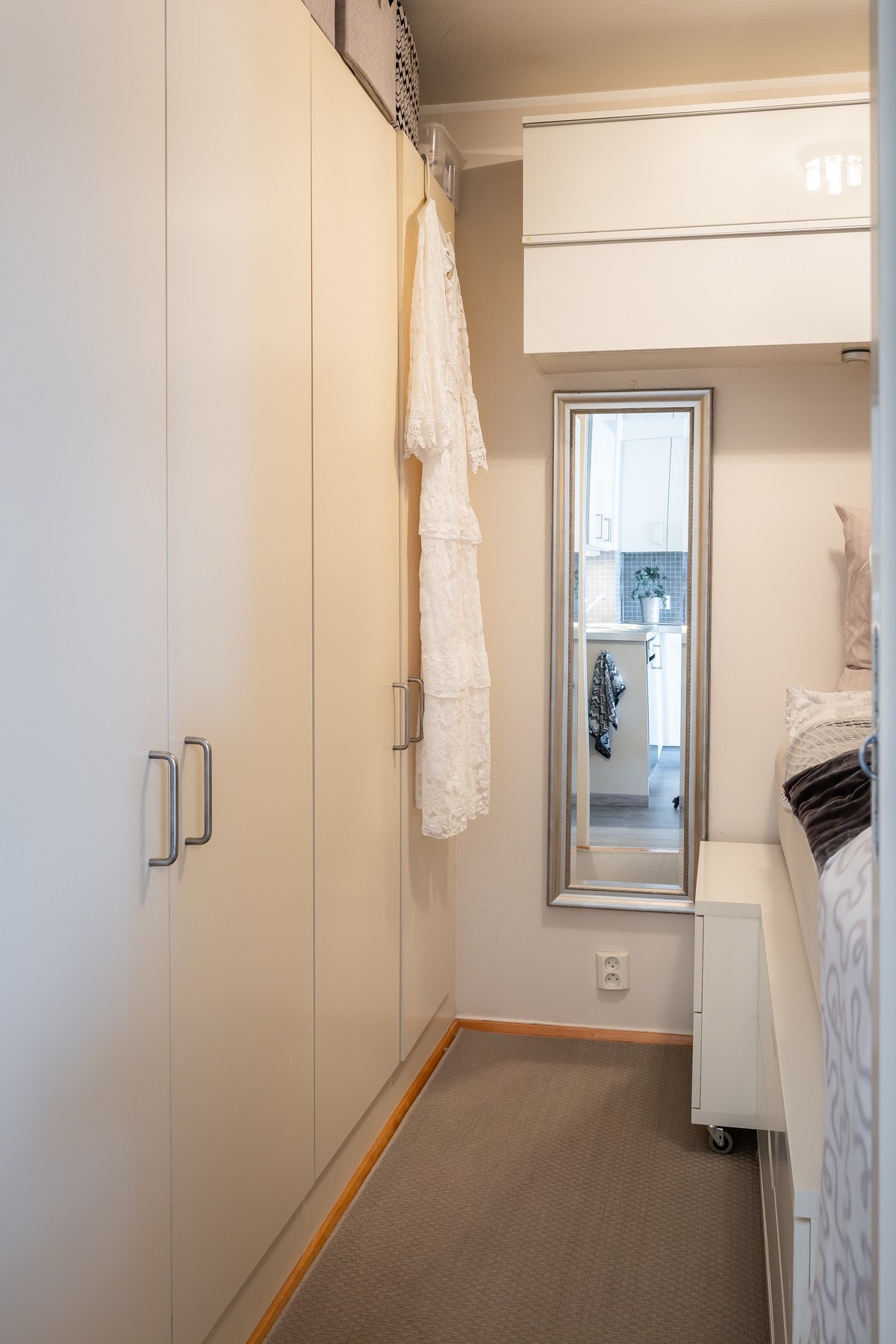 God plass til klesoppbevaring i garderobeskap. Galleribilde