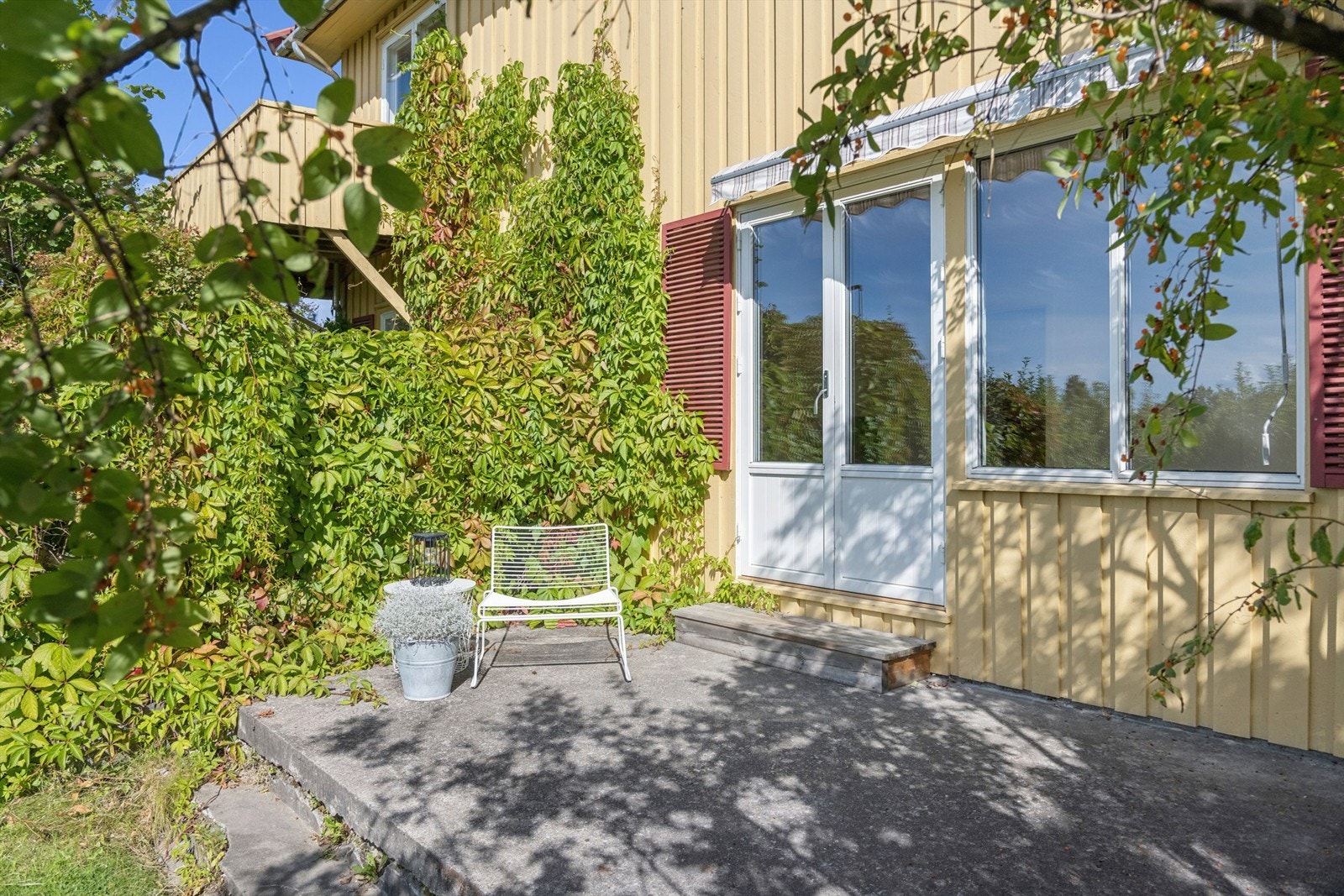 Terrasse med adkomst fra stue i 1. etasje. Galleribilde