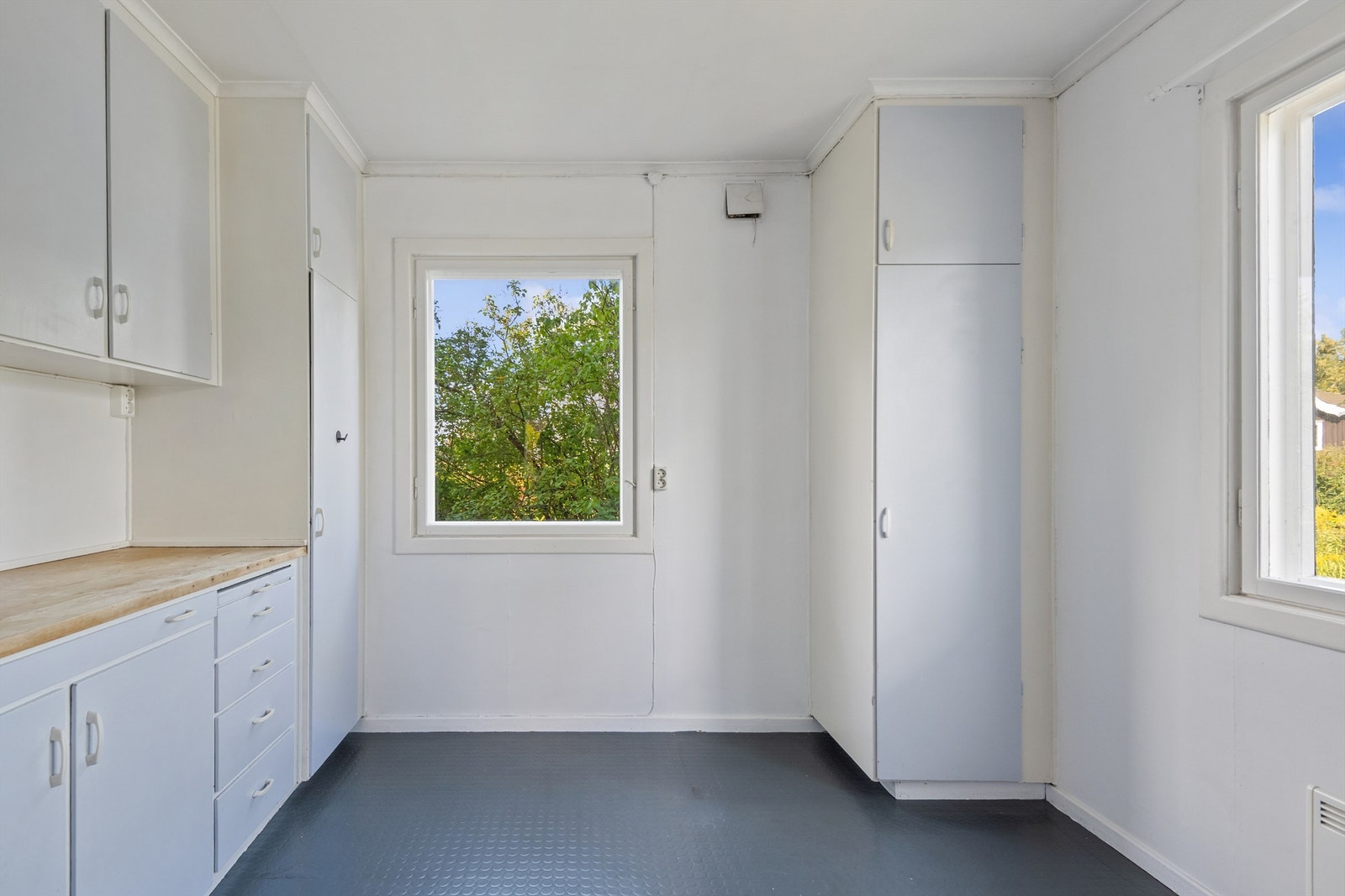 1. etasje. Kjøkkeninnredning med glatte fronter, benkeplate av rustfritt stål med nedfelt oppvaskkum og benkeplate av tre. Galleribilde