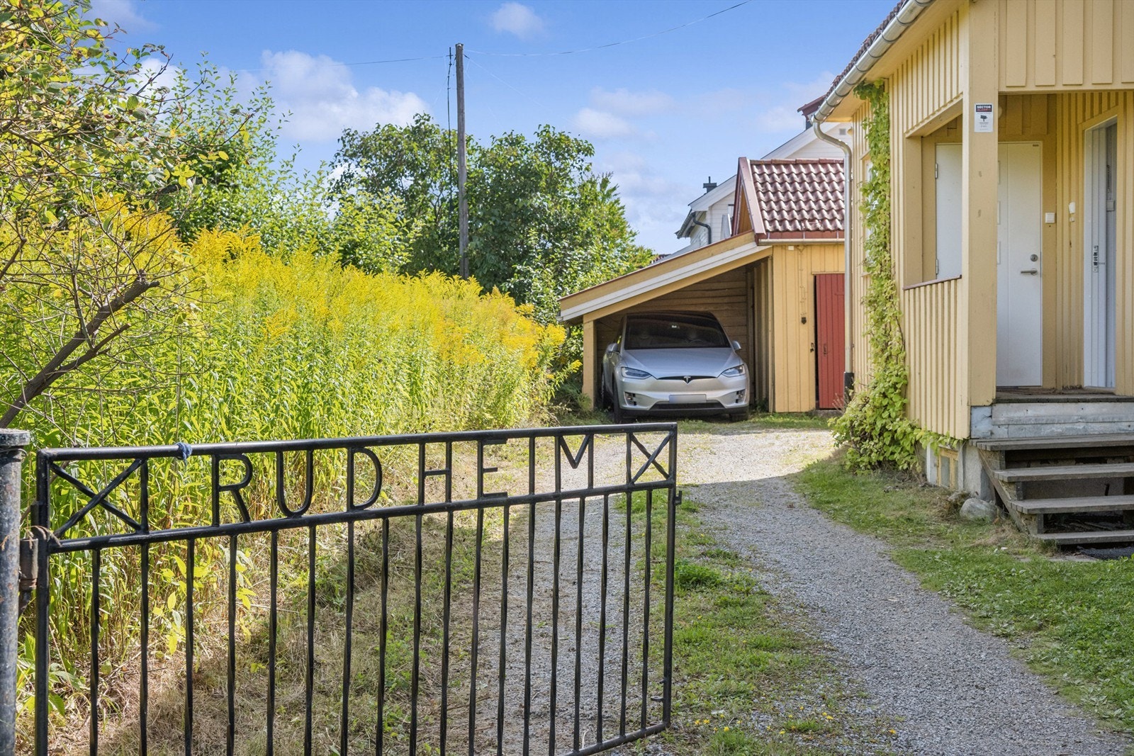 Parkering i carport og øvrig parkeringsmuligheter på tomten. Galleribilde
