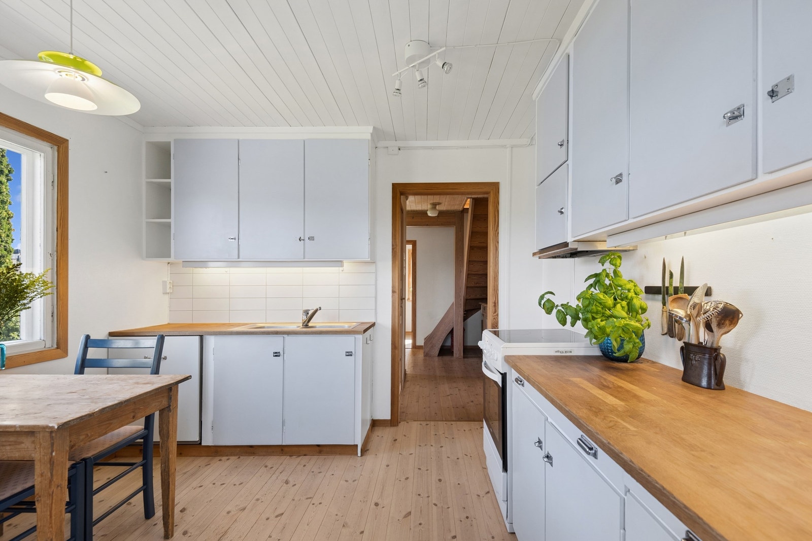 2. etasje. Kjøkken med plass til spisegruppe. Galleribilde