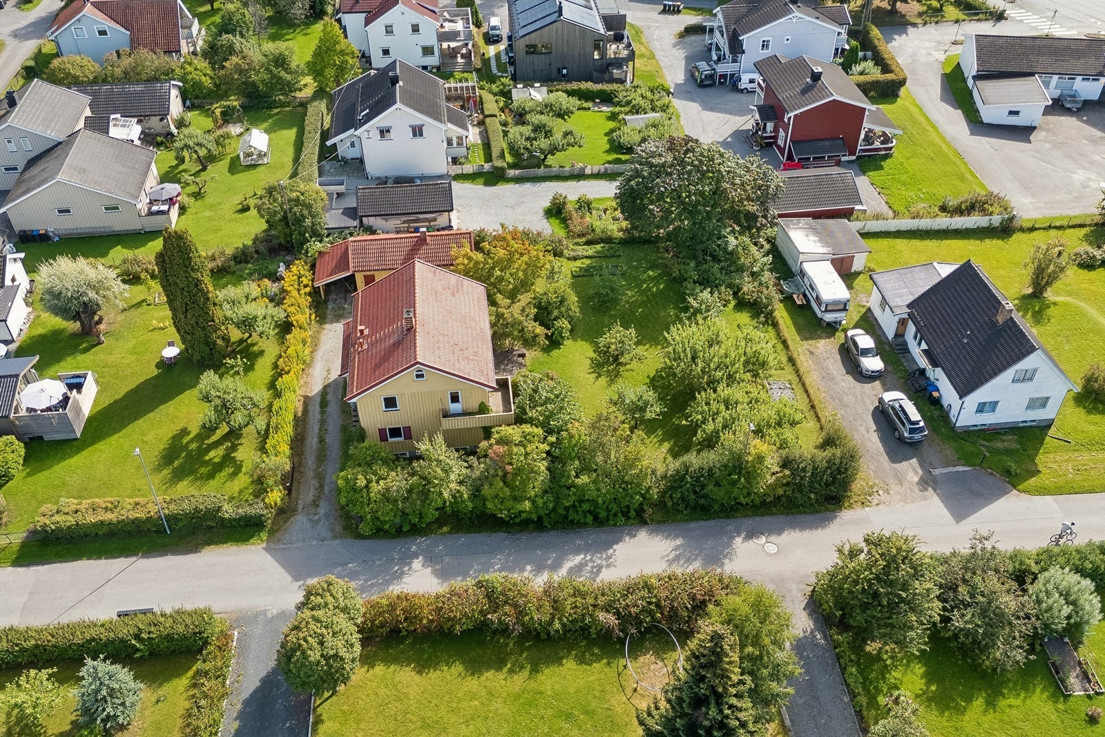 Eiendommen består av horisontaldelt tomannsbolig og innredet anneks med tilstøtende carport. Galleribilde