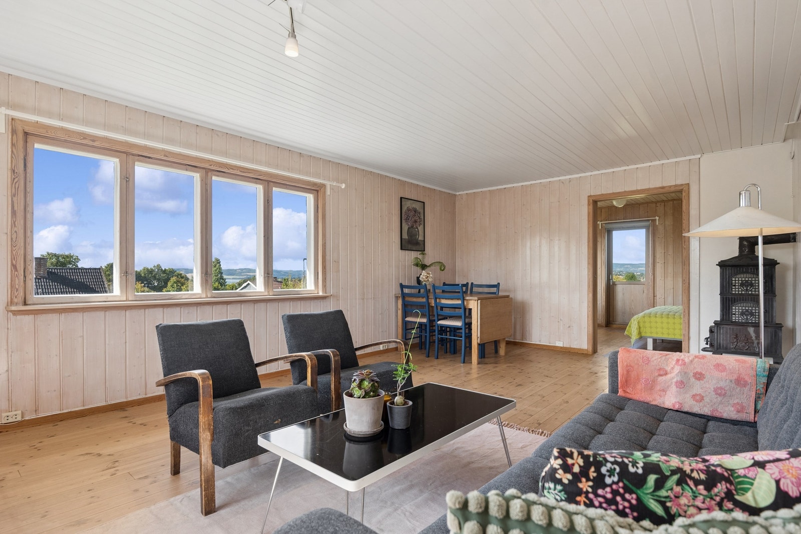 2. etasje. Heltre gulv og panel på vegger gir en lun og fin atmosfære. Galleribilde