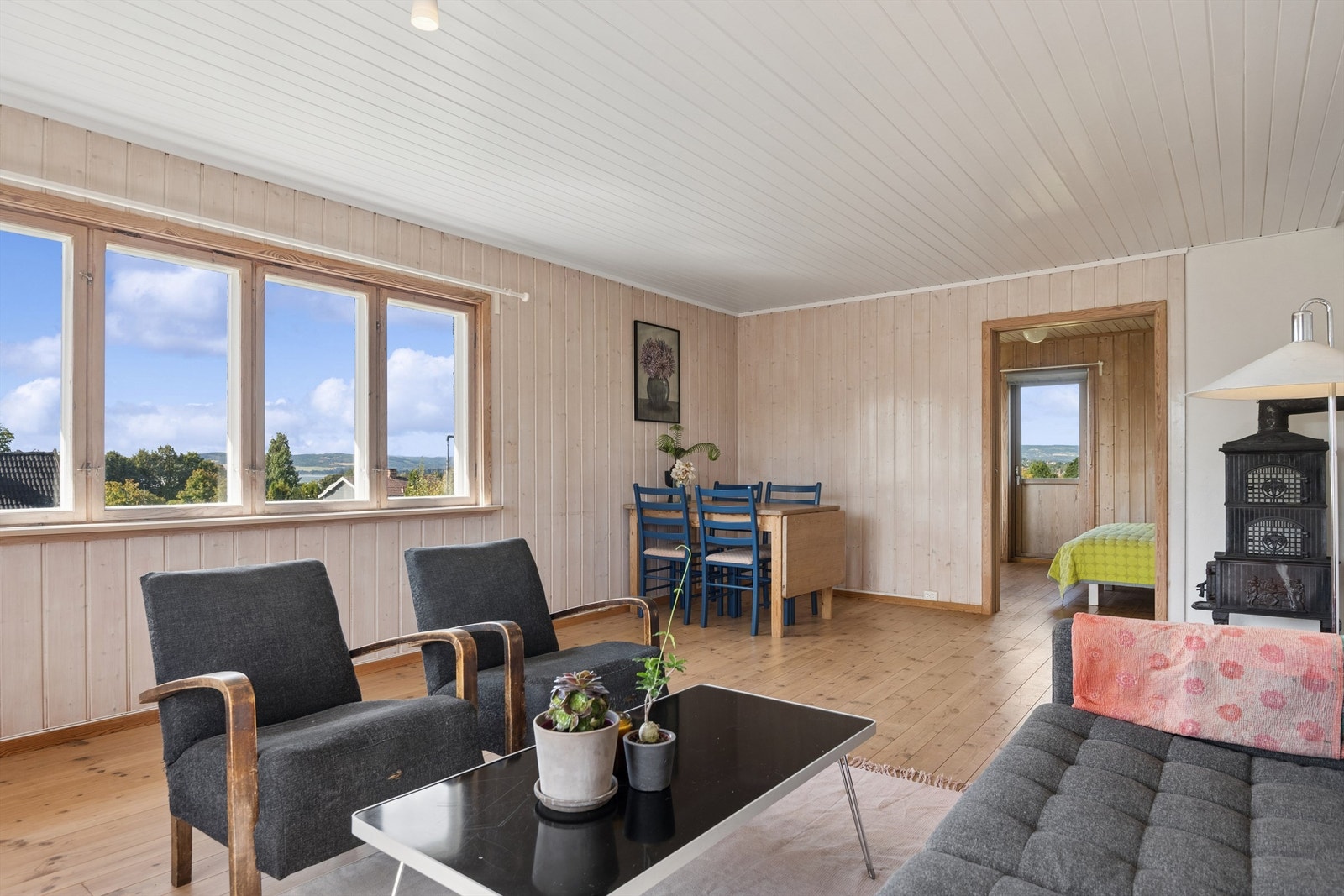 2. etasje. Etasjen består av stue, kjøkken, to soverom, bad og gang. Galleribilde