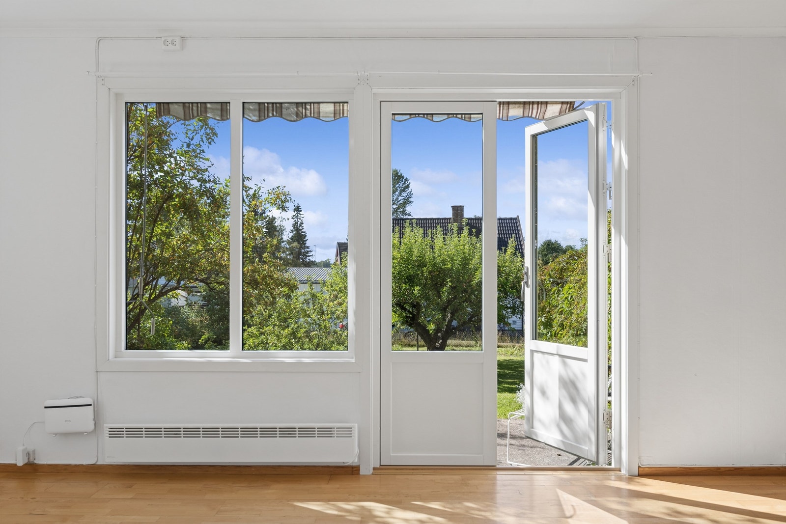 1. etasje. Utgang til terrasse og hage med diverse beplantninger. Galleribilde