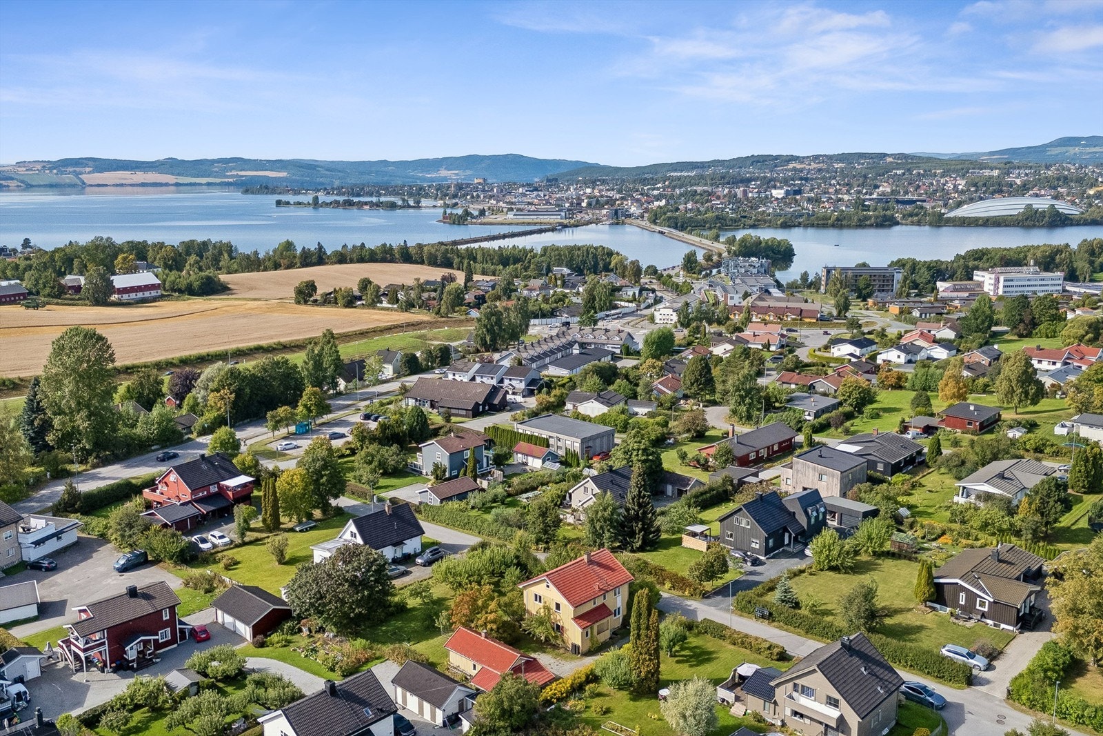 Fra eiendommen er de kun få minutters gange til nærmeste matbutikk og ca. 1 km til Vikasenteret med matbutikk, apotek, blomsterbutikk og et lite utvalg av butikker. Galleribilde