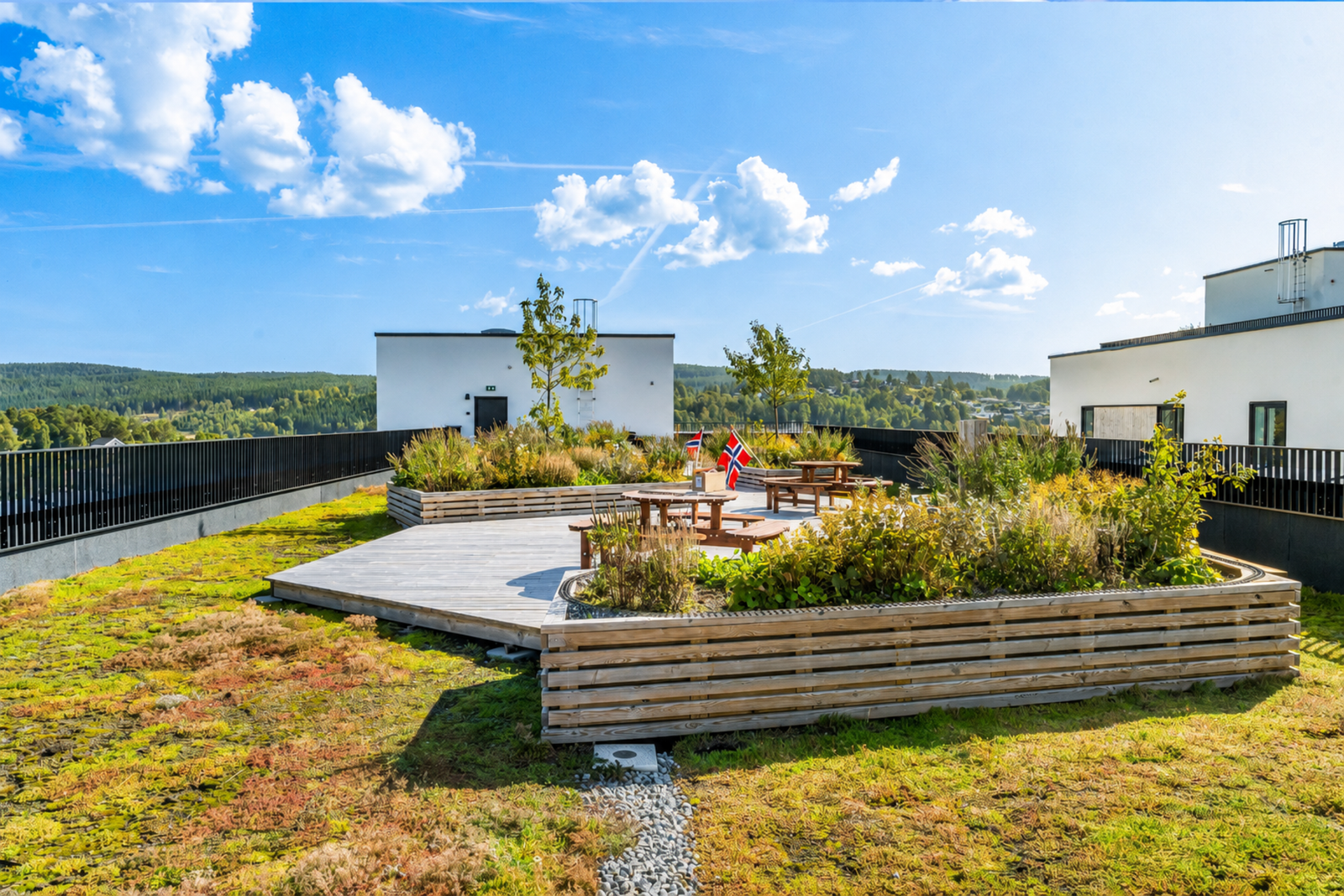 Takterrassene er fylt med sittegrupper og rikelig med beplantning på sommerhalvåret. Galleribilde