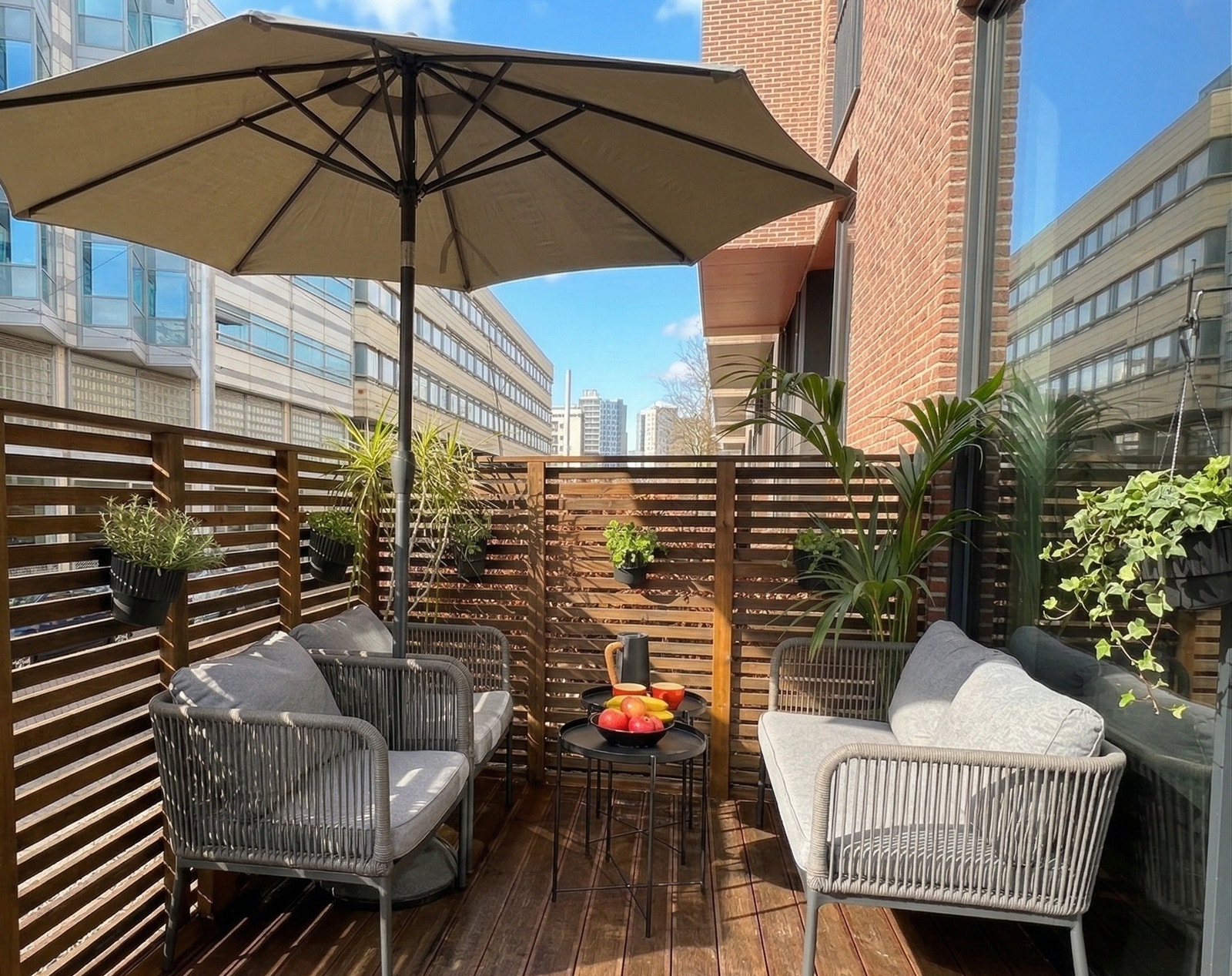 Solfylt, privat terrasse med fin sitte plass Galleribilde
