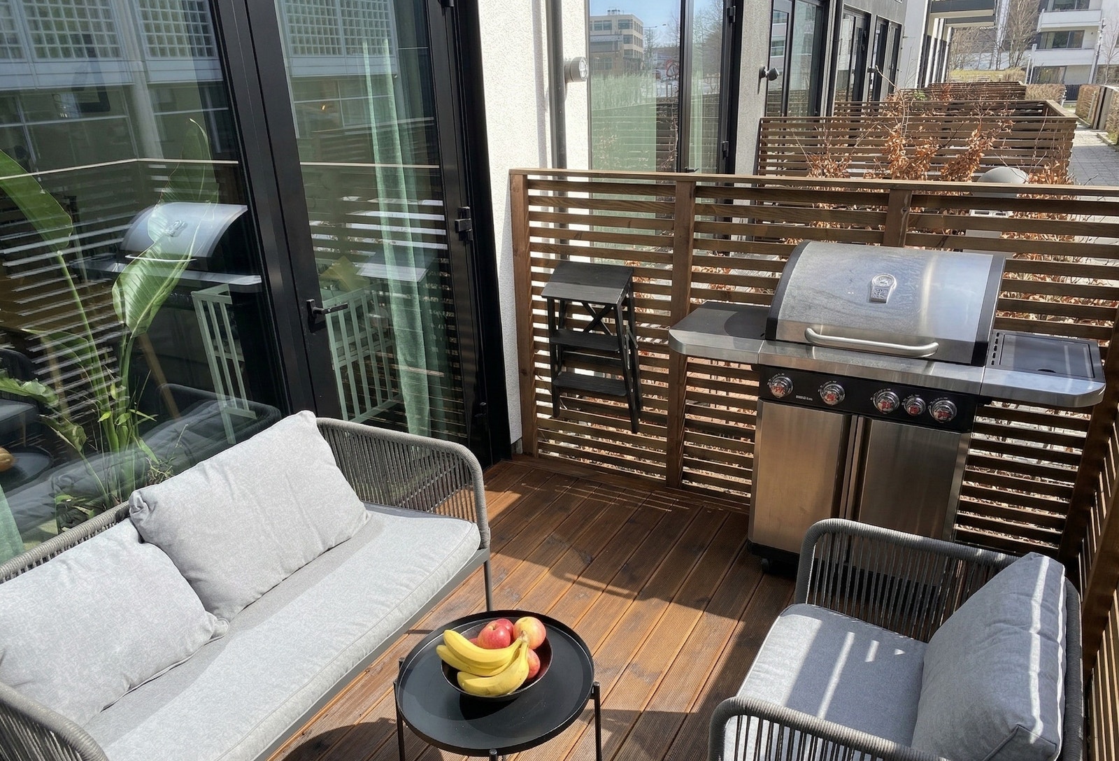 Solfylt, privat terrasse - plass til. grill Galleribilde