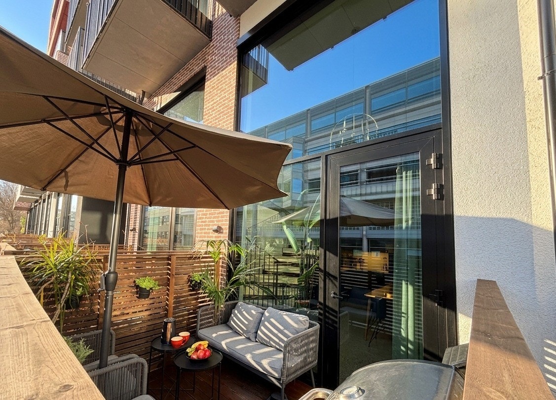 Solfylt, privat terrasse med fin sitte plass Galleribilde