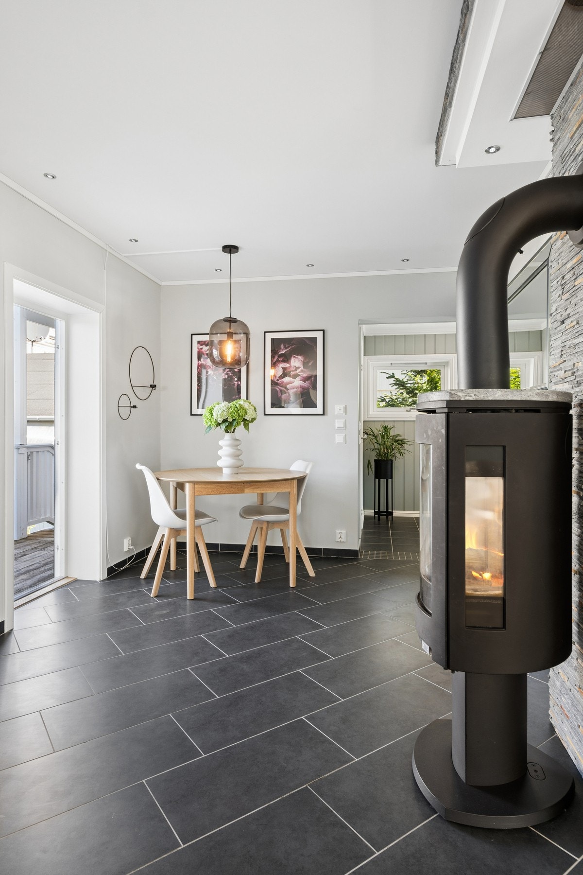 Fra spisestuen er det direkte utgang til den store terrassen. Galleribilde