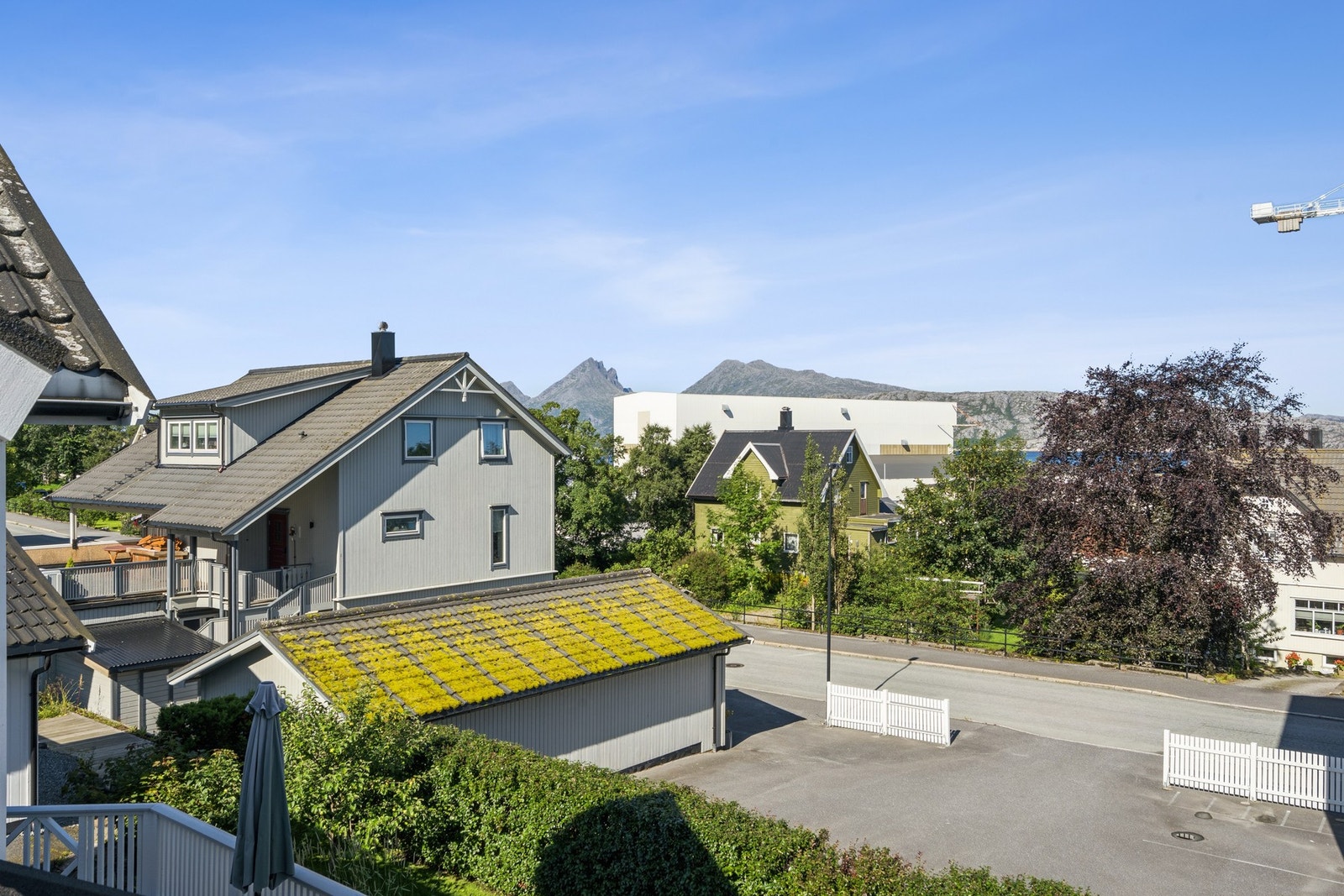 Fra eiendommen er det utsikt mot nærområdet og fjellene. Galleribilde