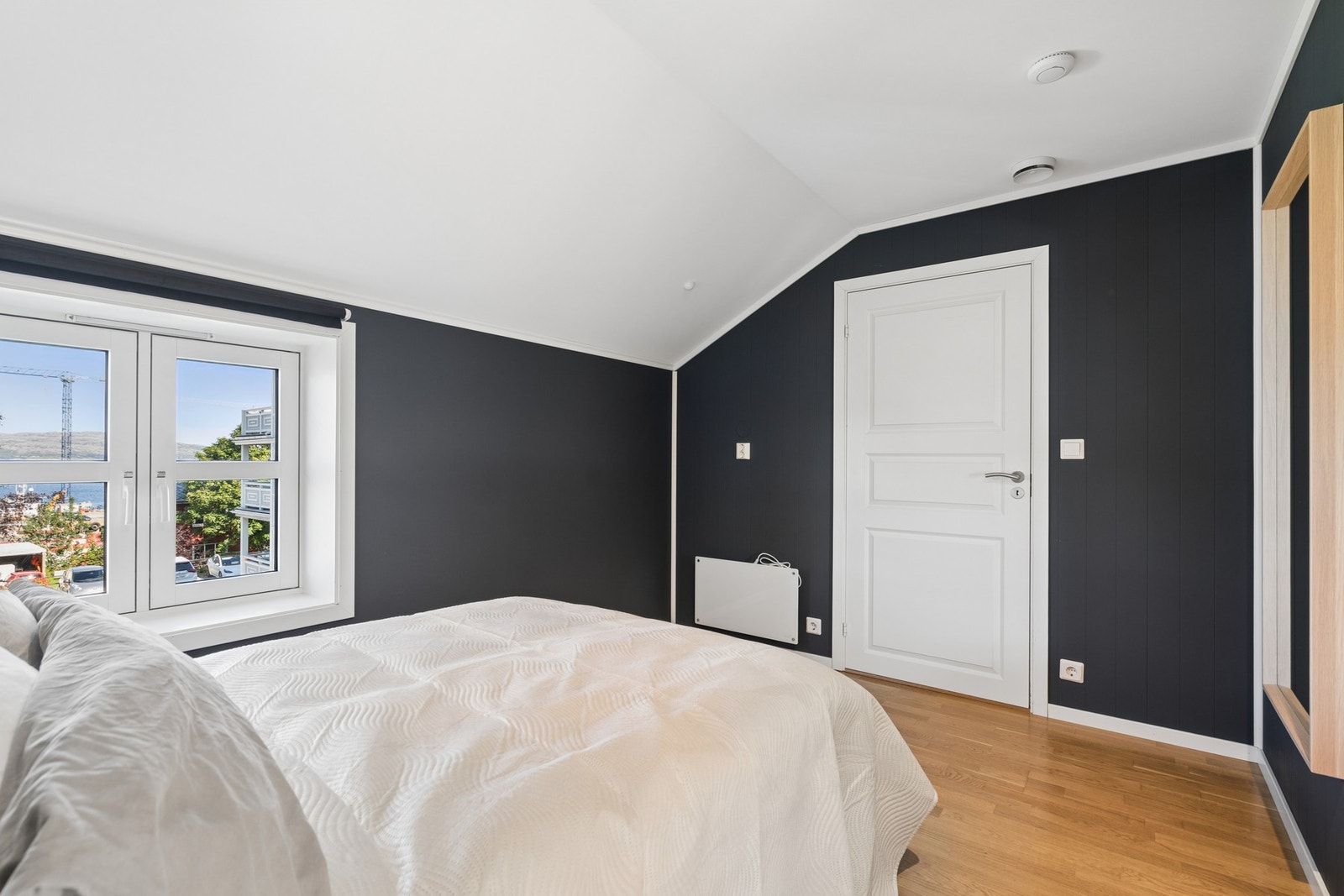 Soverommene har malte vegger og plass til seng og oppbevaring. Galleribilde